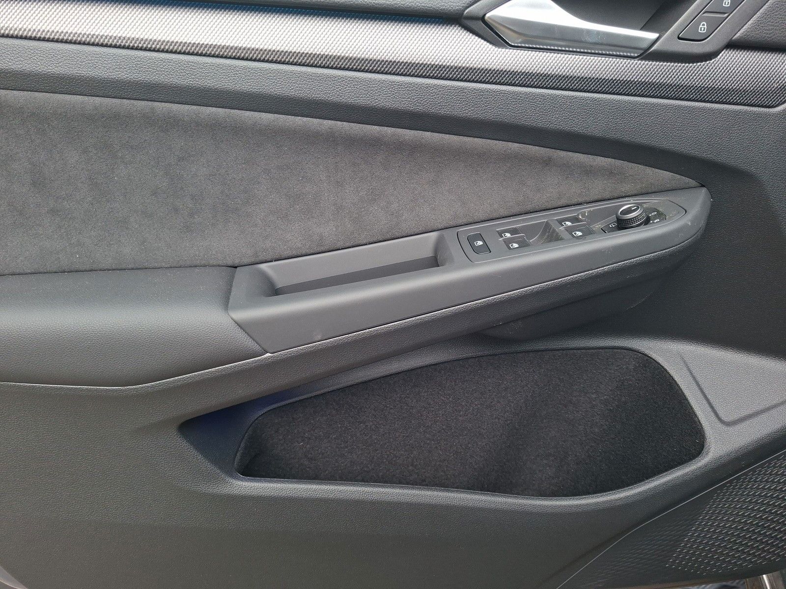 Fahrzeugabbildung Volkswagen Golf VIII 1.5eTSI R-Line Pano 18" LED ACC AHK