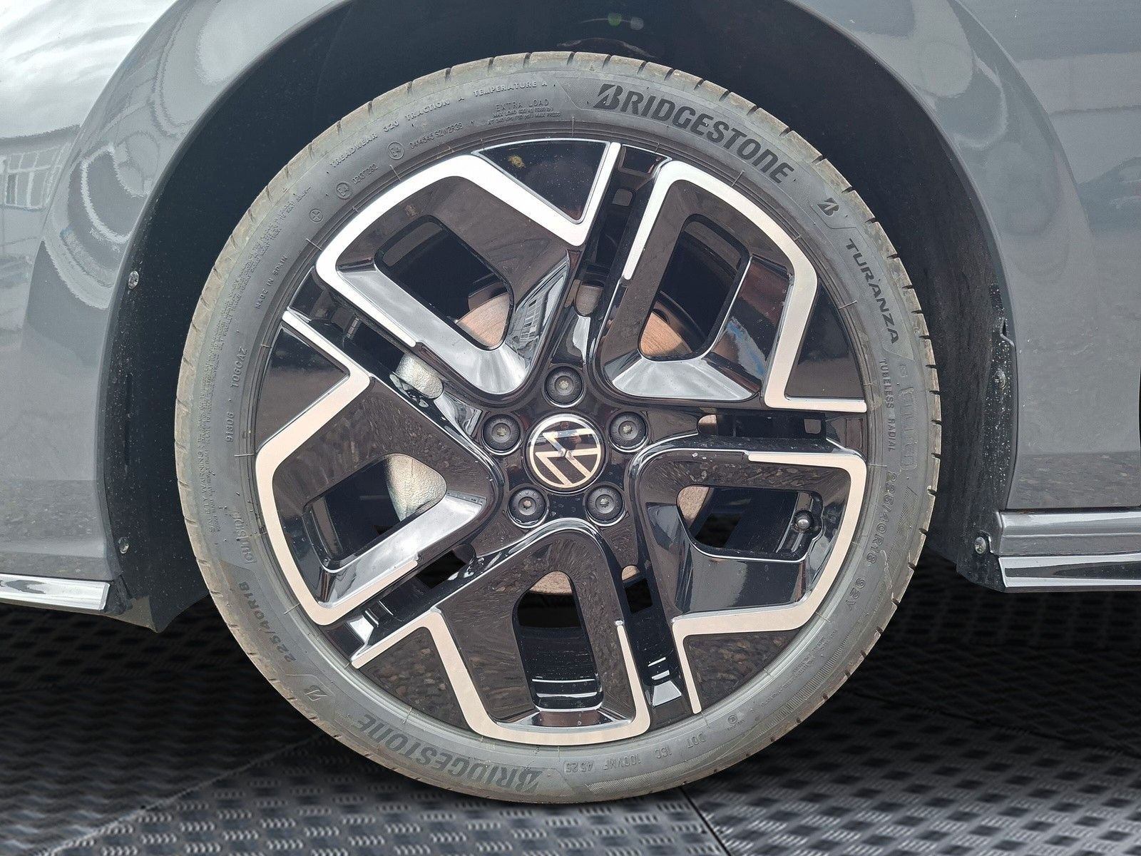 Fahrzeugabbildung Volkswagen Golf VIII 1.5eTSI R-Line Pano 18" LED ACC AHK