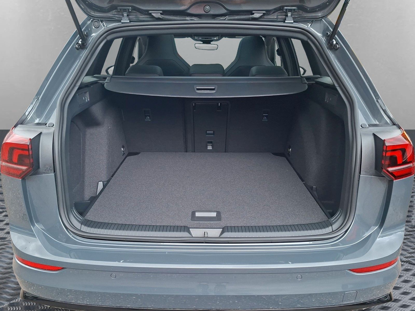Fahrzeugabbildung Volkswagen Golf VIII 1.5eTSI R-Line Pano 18" LED ACC AHK