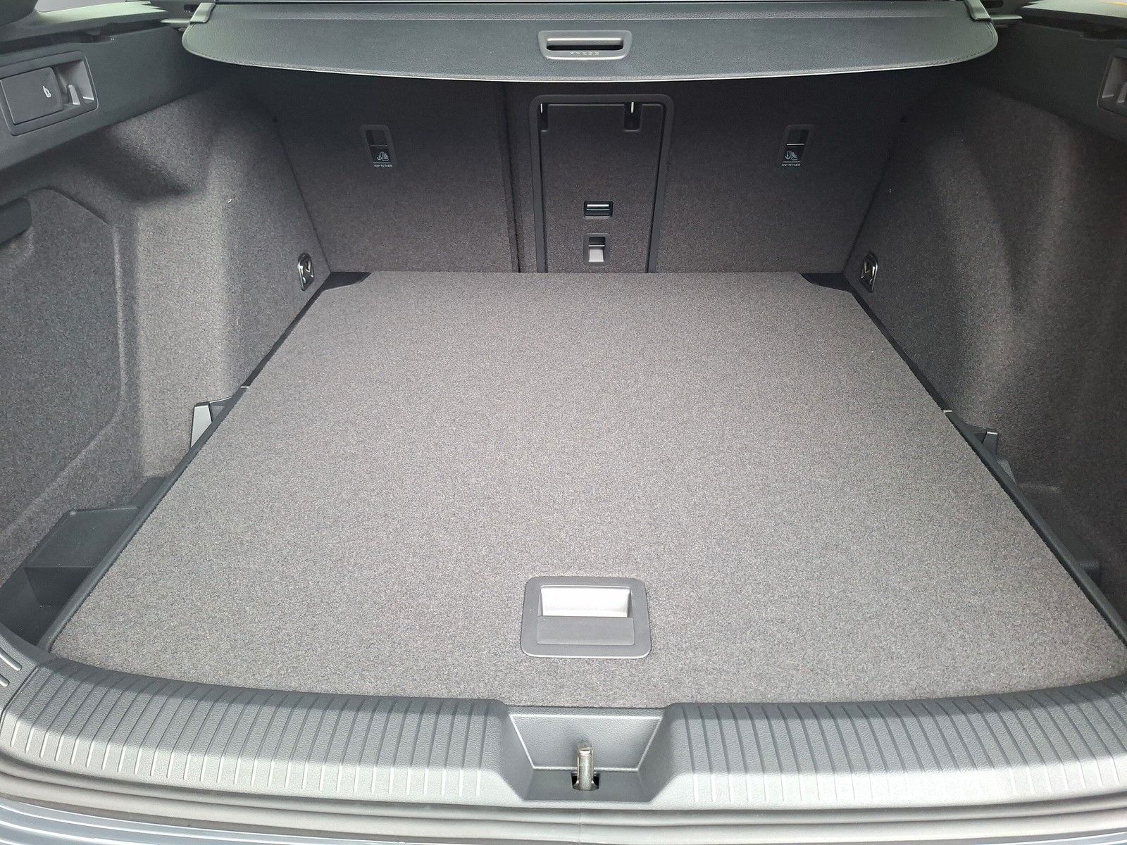 Fahrzeugabbildung Volkswagen Golf VIII 1.5eTSI R-Line Pano 18" LED ACC AHK