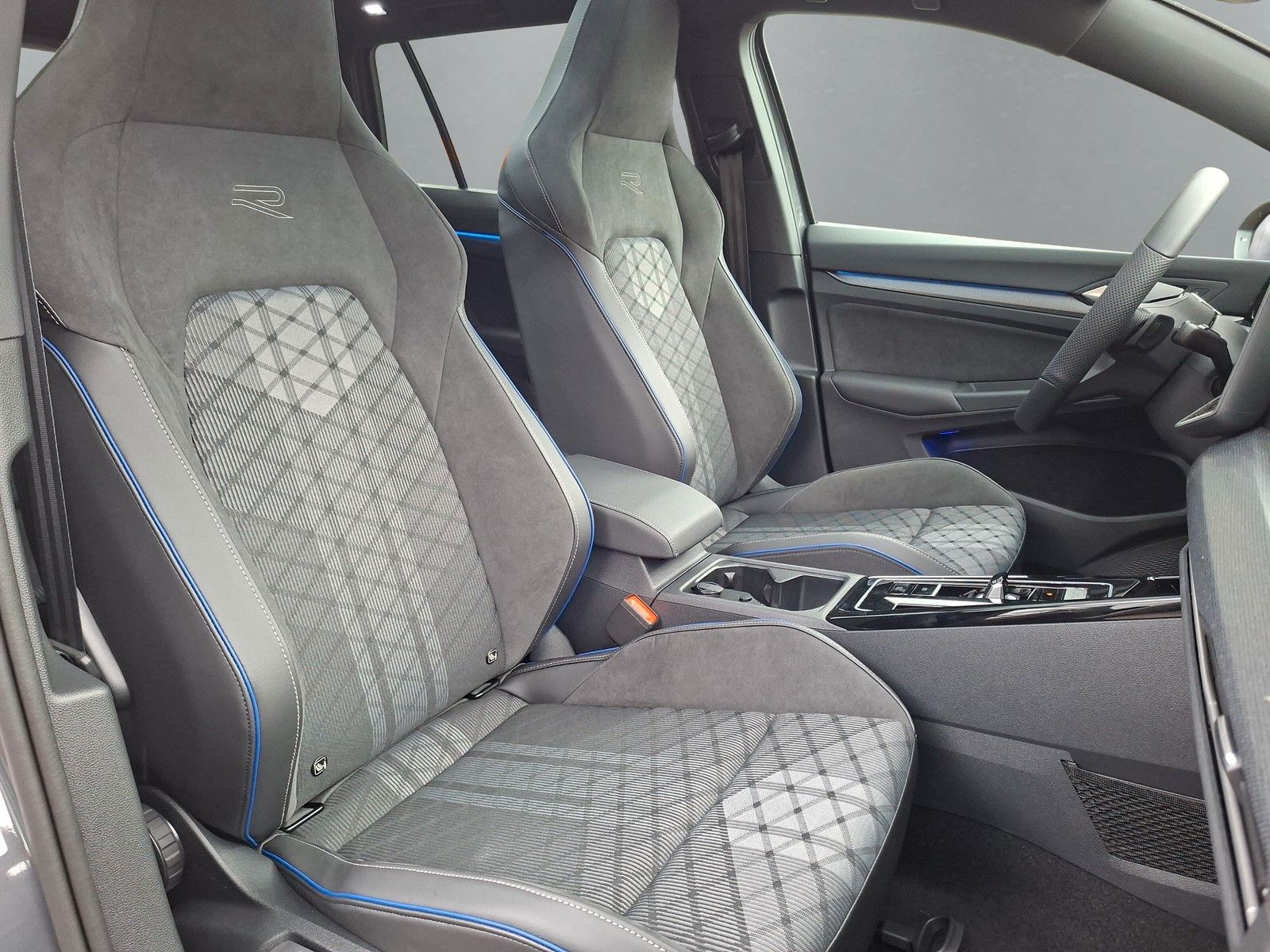 Fahrzeugabbildung Volkswagen Golf VIII 1.5eTSI R-Line Pano 18" LED ACC AHK