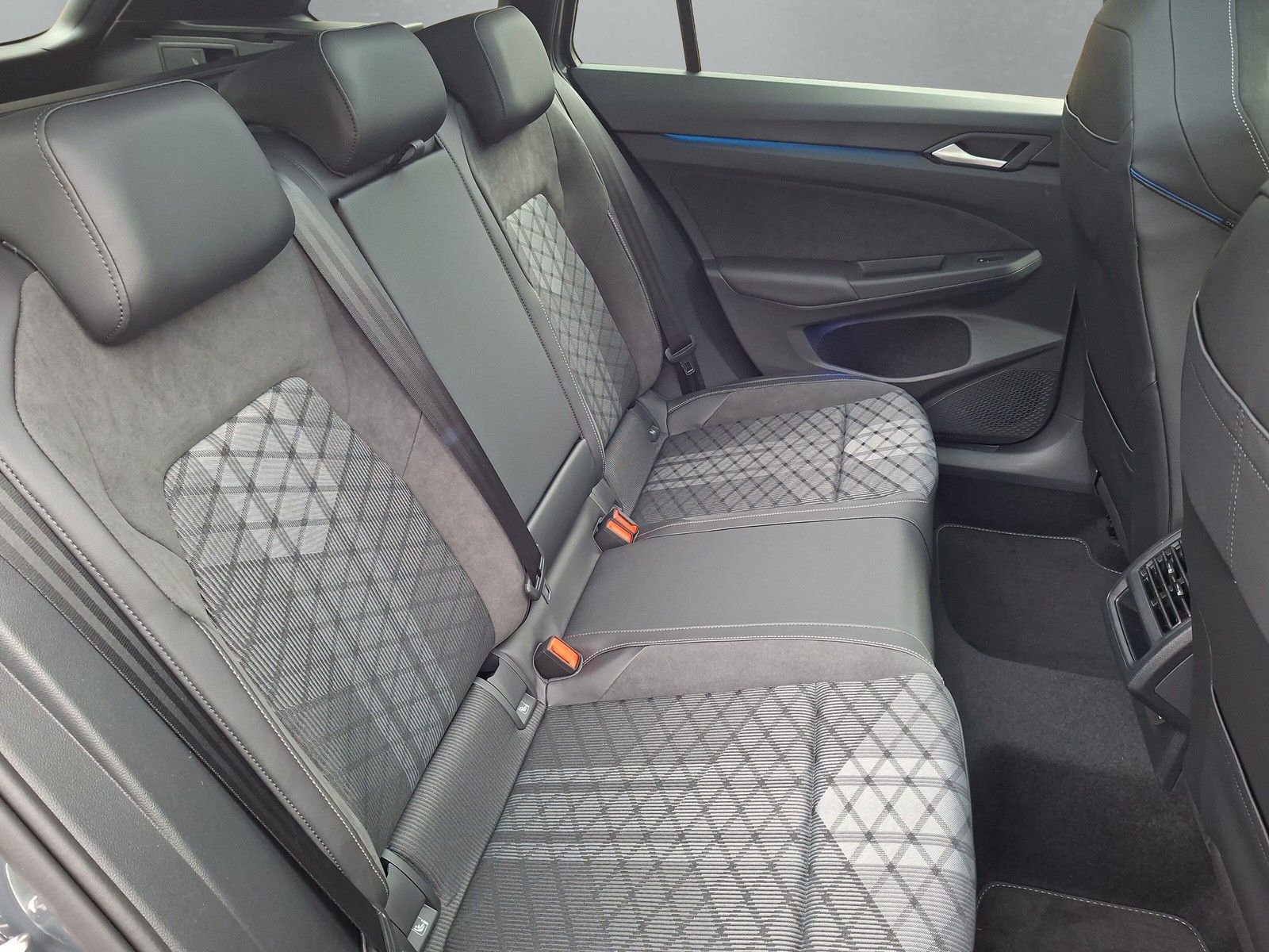 Fahrzeugabbildung Volkswagen Golf VIII 1.5eTSI R-Line Pano 18" LED ACC AHK