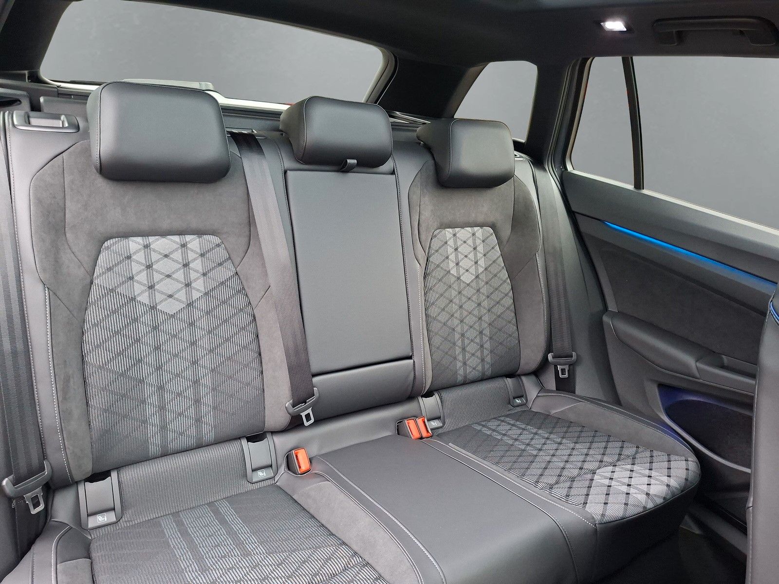Fahrzeugabbildung Volkswagen Golf VIII 1.5eTSI R-Line Pano 18" LED ACC AHK