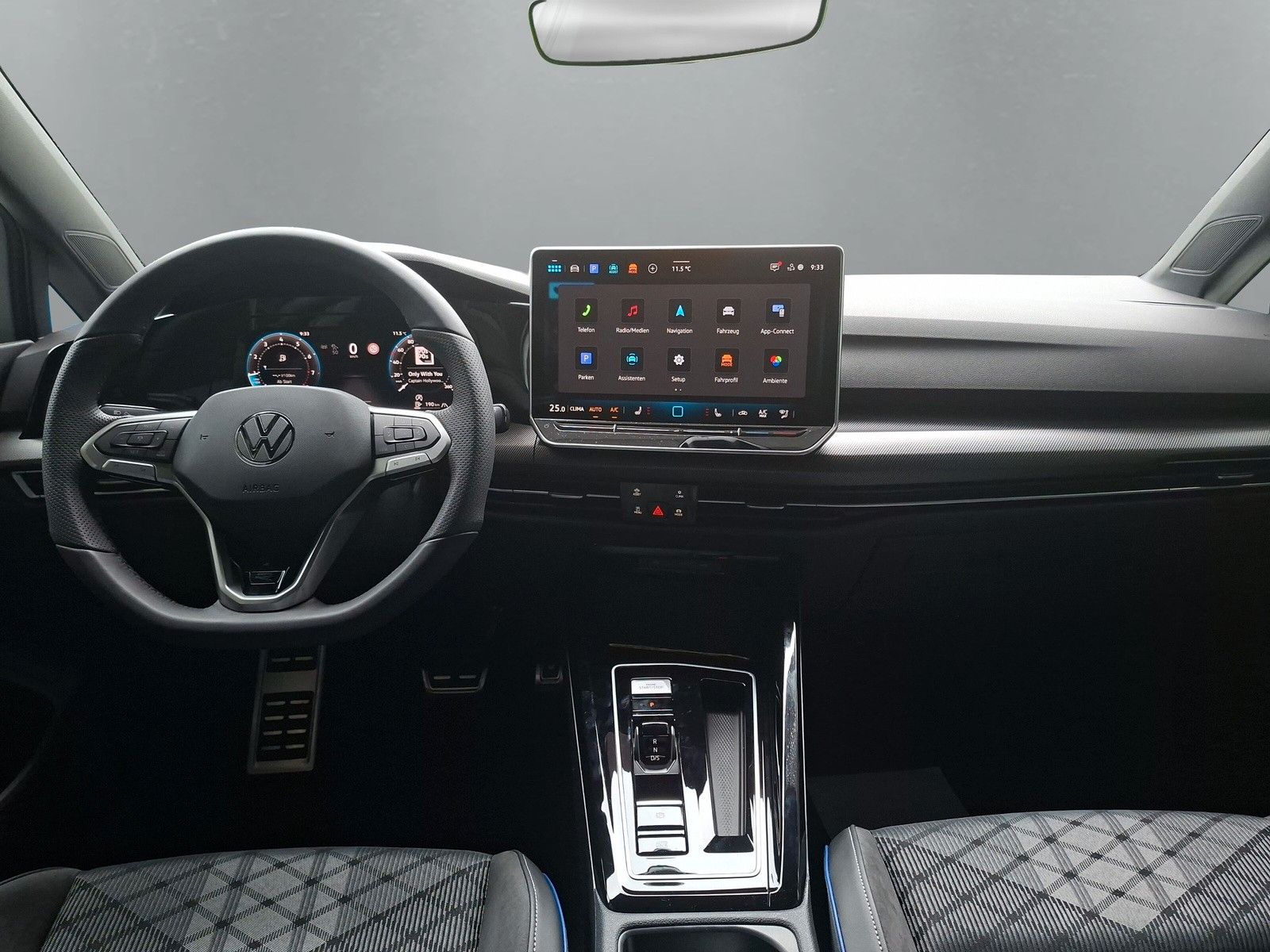 Fahrzeugabbildung Volkswagen Golf VIII 1.5 eTSI R-Line Pano 18" LED ACC AHK