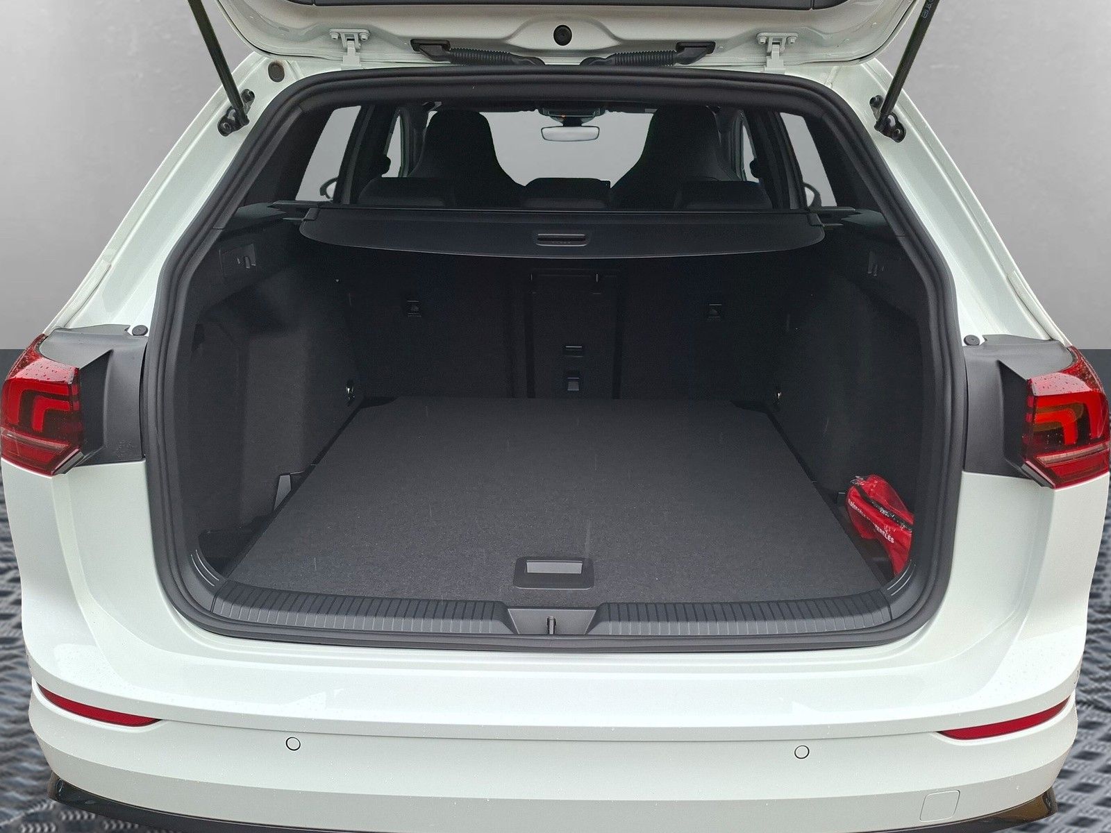 Fahrzeugabbildung Volkswagen Golf VIII 1.5 eTSI R-Line Pano 18" LED ACC AHK