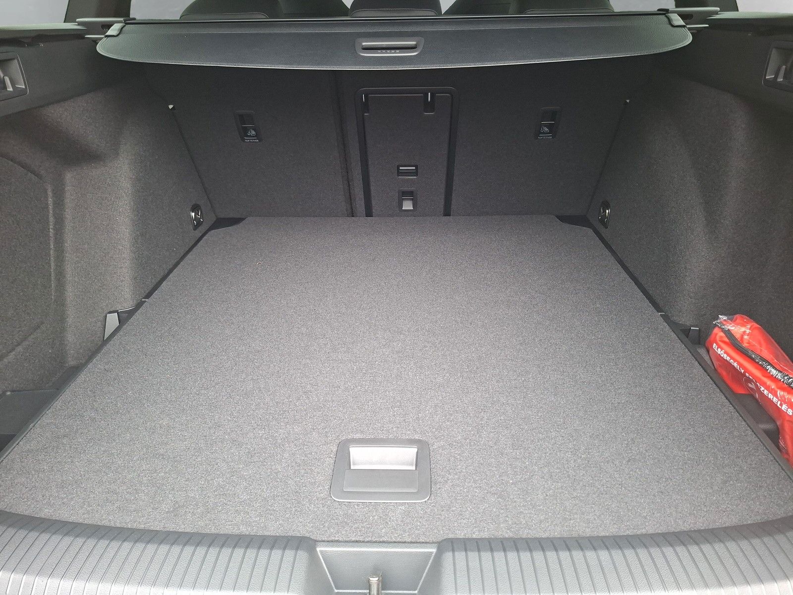 Fahrzeugabbildung Volkswagen Golf VIII 1.5 eTSI R-Line Pano 18" LED ACC AHK