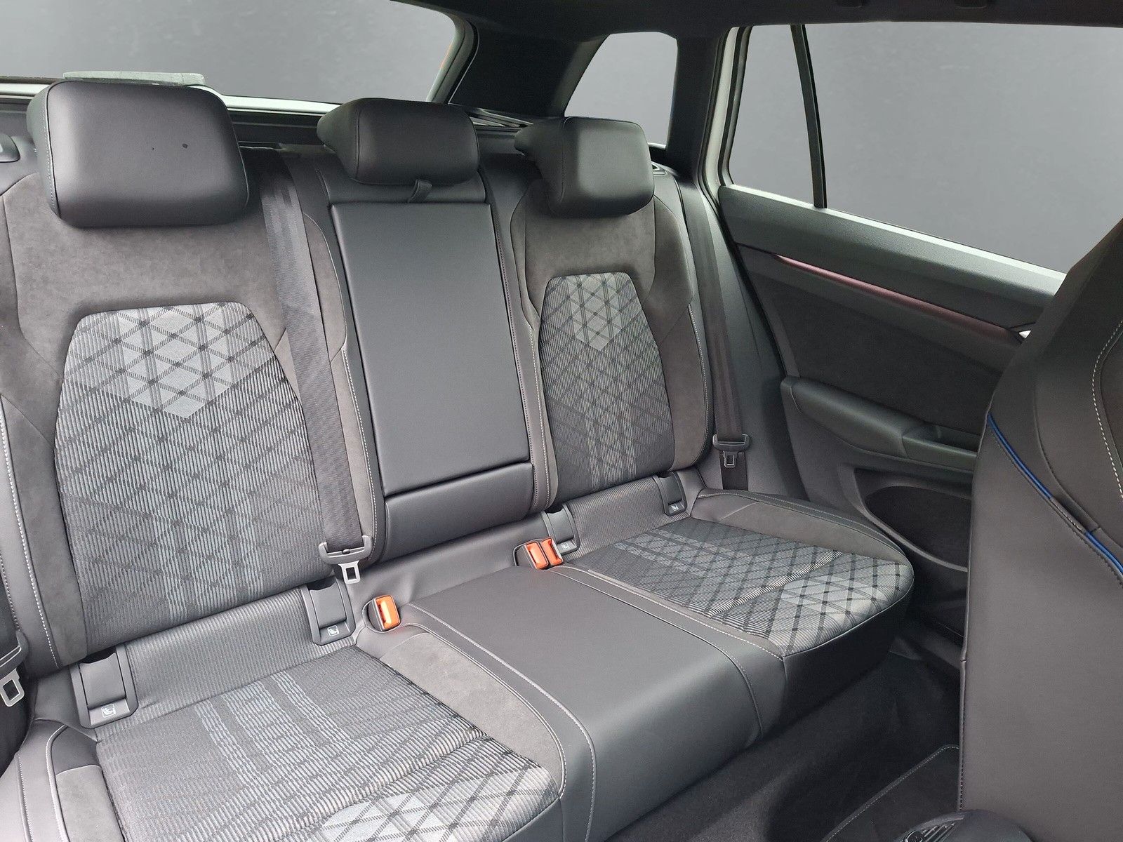 Fahrzeugabbildung Volkswagen Golf VIII 1.5 eTSI R-Line Pano 18" LED ACC AHK