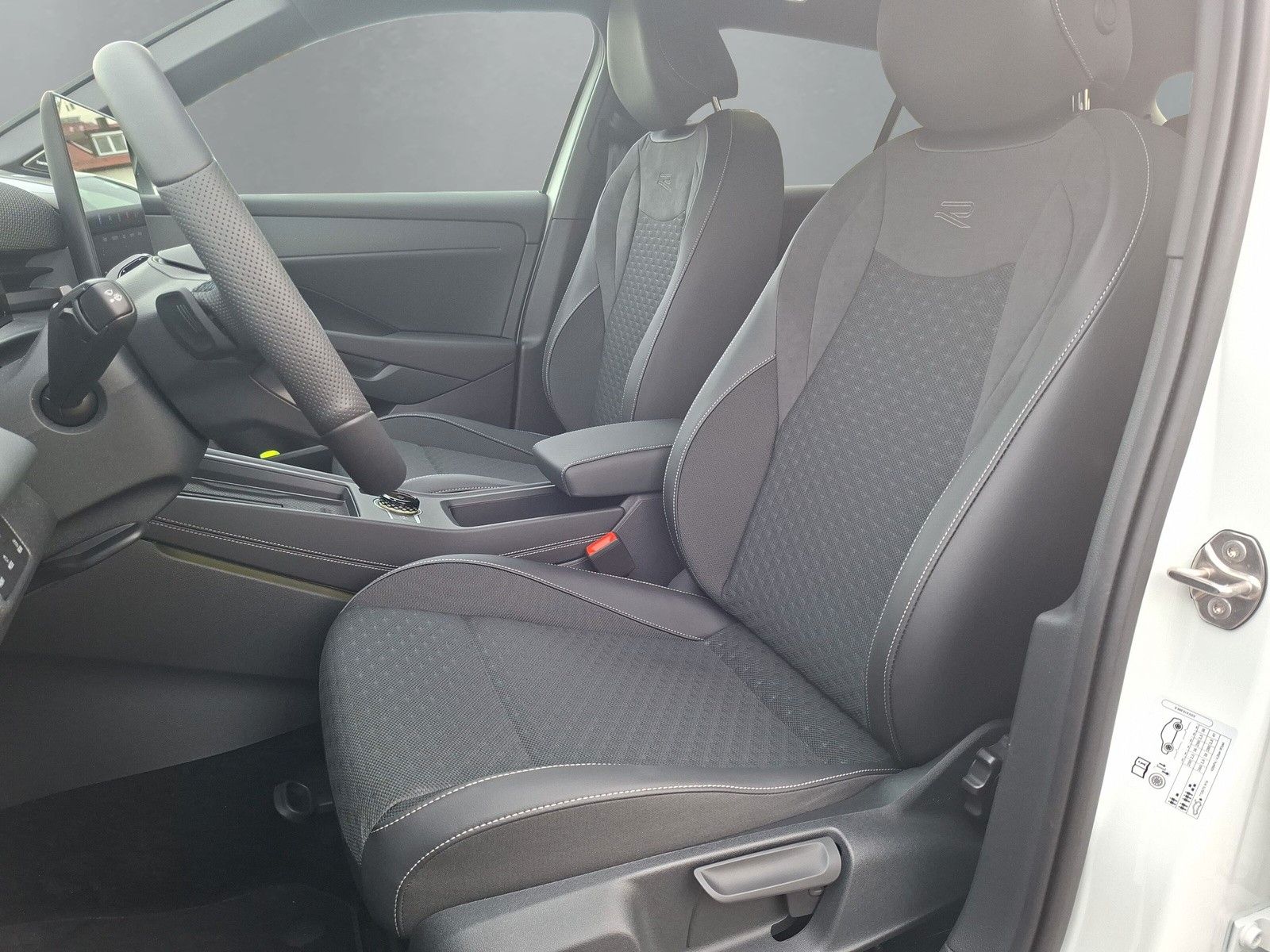 Fahrzeugabbildung Volkswagen T-Roc 1.5TSI R-Line Pano Navi AHK 19" Neues Mod