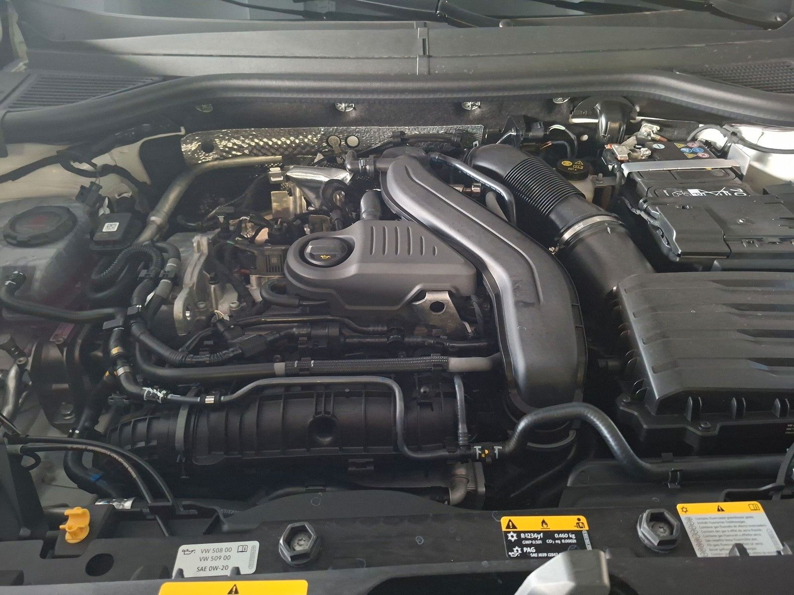 Fahrzeugabbildung Volkswagen T-Roc 1.5TSI R-Line Pano Navi AHK 19" Neues Mod