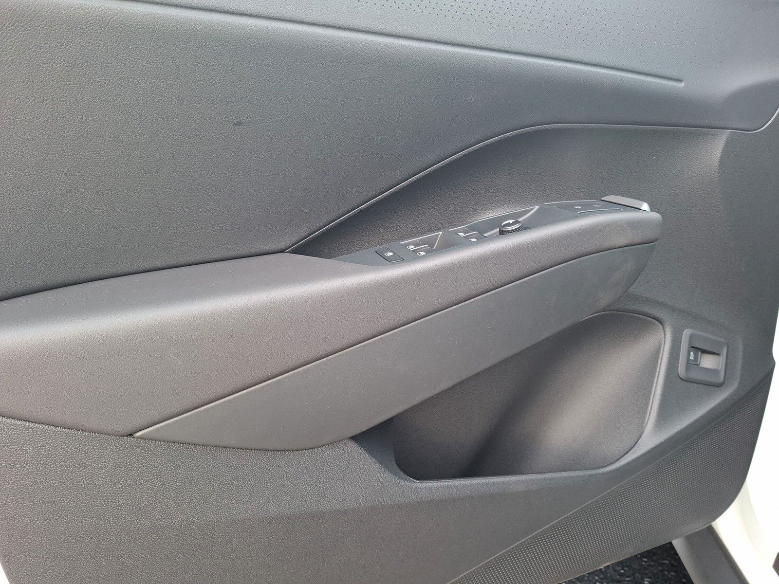 Fahrzeugabbildung Volkswagen T-Roc 1.5TSI R-Line Pano Navi AHK 19" Neues Mod