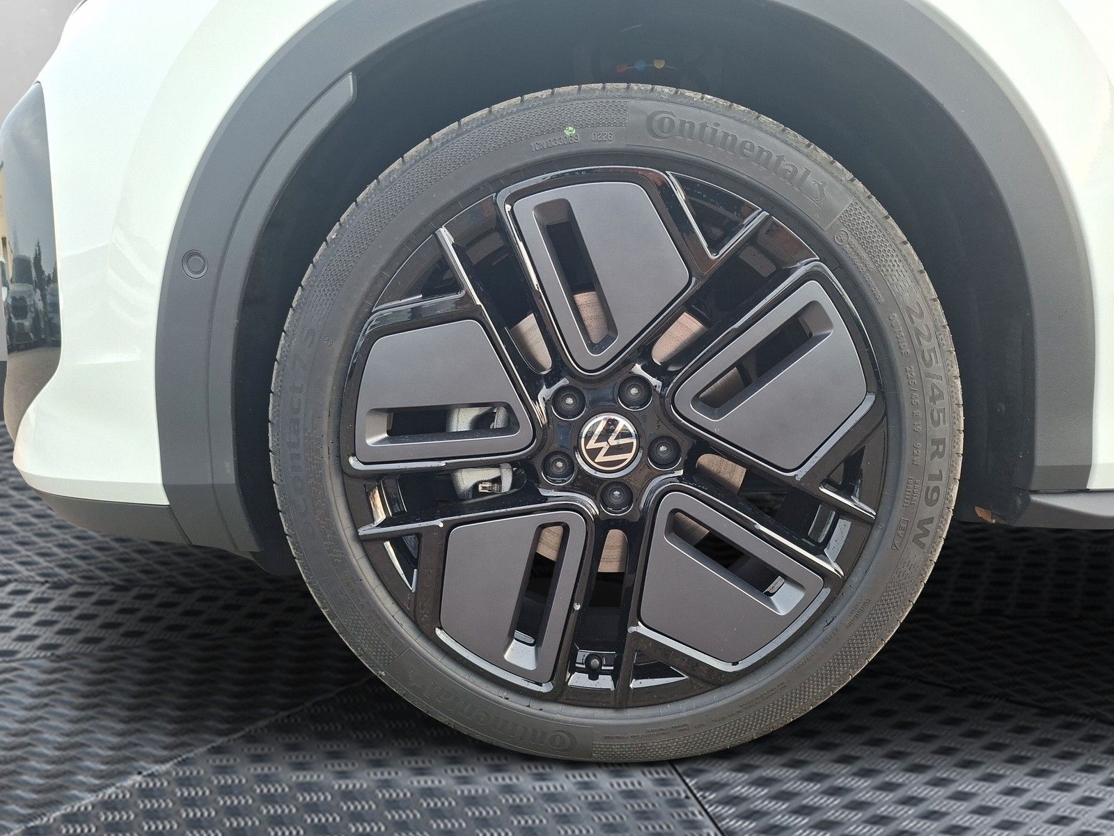 Fahrzeugabbildung Volkswagen T-Roc 1.5TSI R-Line Pano Navi AHK 19" Neues Mod
