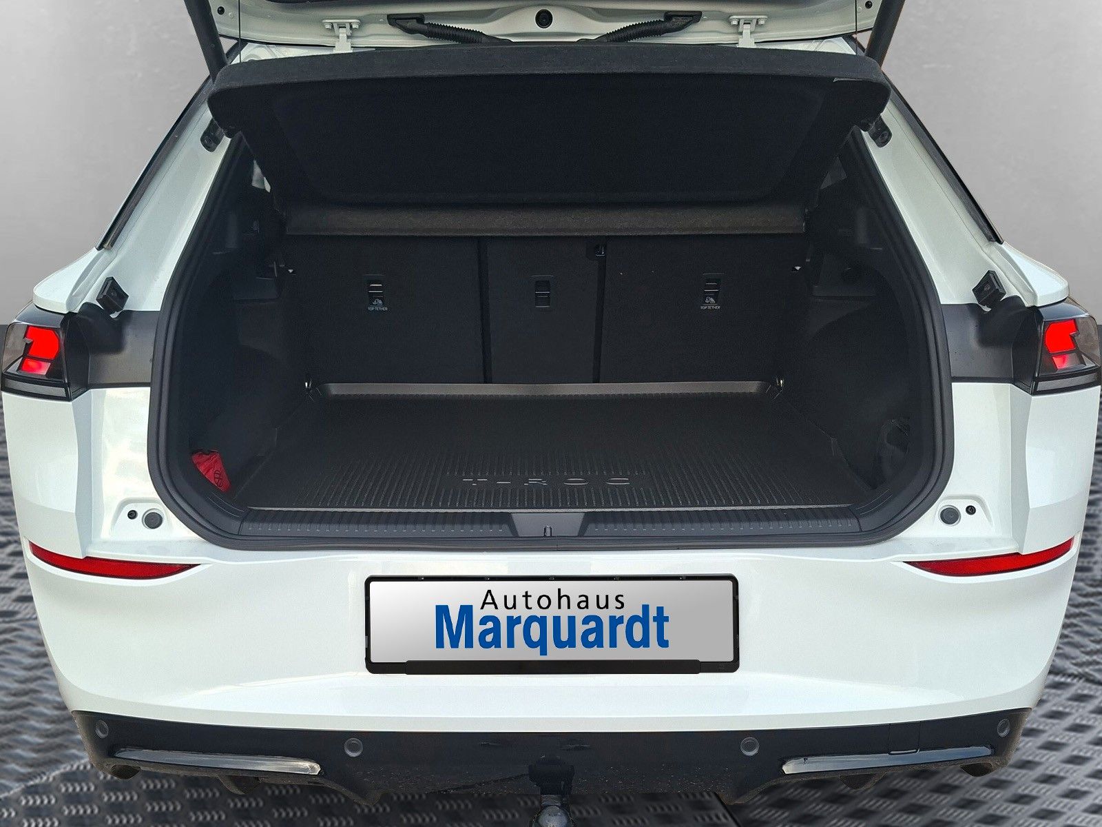 Fahrzeugabbildung Volkswagen T-Roc 1.5TSI R-Line Pano Navi AHK 19" Neues Mod