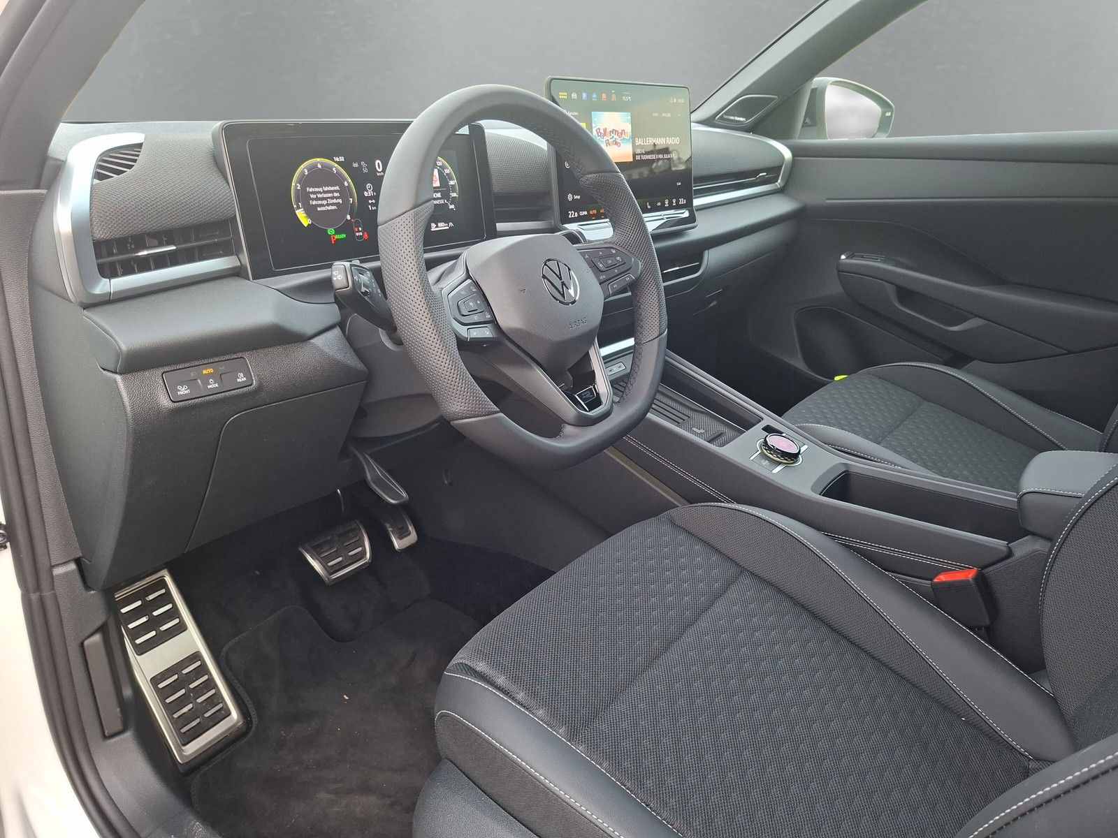 Fahrzeugabbildung Volkswagen T-Roc 1.5TSI R-Line Pano Navi AHK 19" Neues Mod