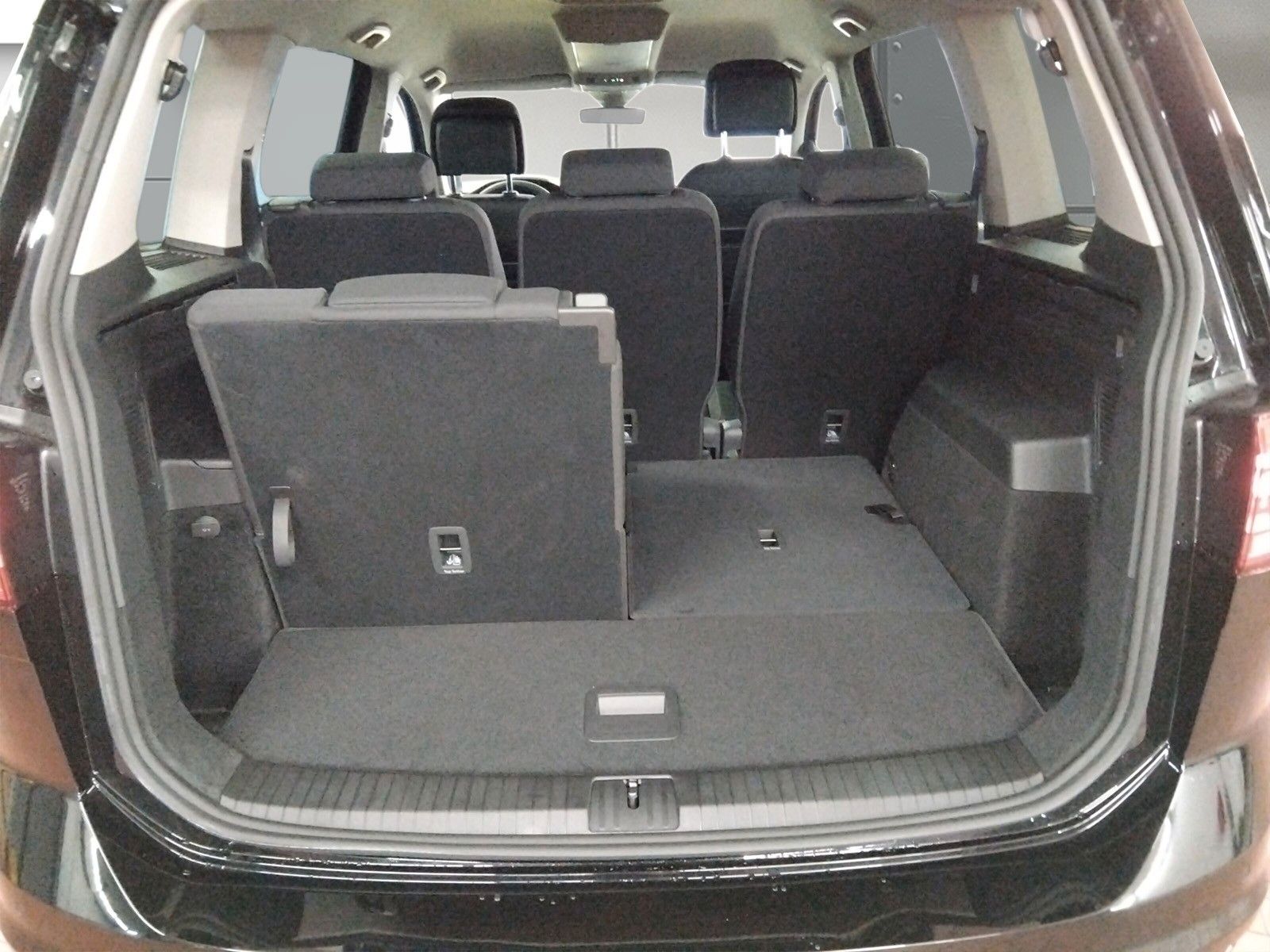 Fahrzeugabbildung Volkswagen Touran 1.5TSI IQ LED ACC 7Stz Panorama Side 17"