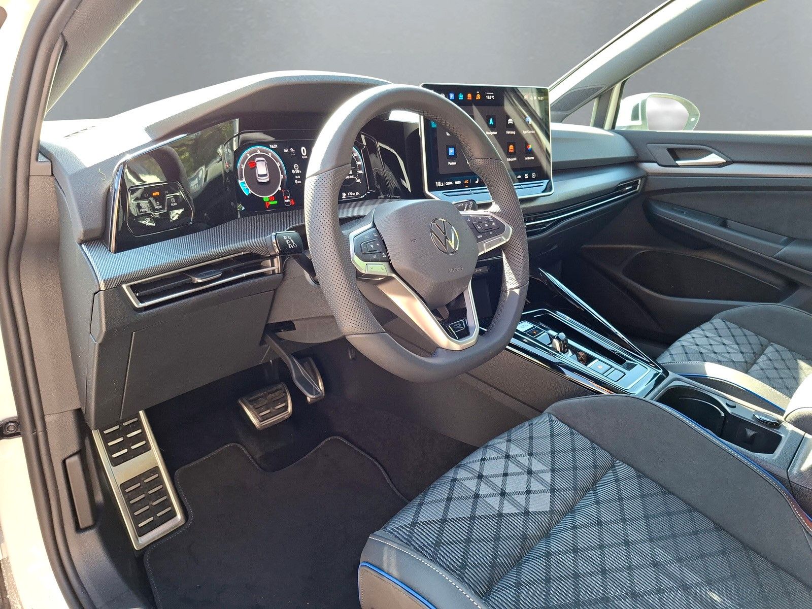 Fahrzeugabbildung Volkswagen Golf VIII 1.5eTSI Neu R-Line Pano18"SideACC AHK