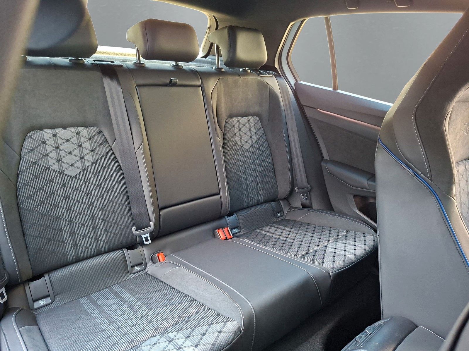 Fahrzeugabbildung Volkswagen Golf VIII 1.5eTSI Neu R-Line Pano18"SideACC AHK