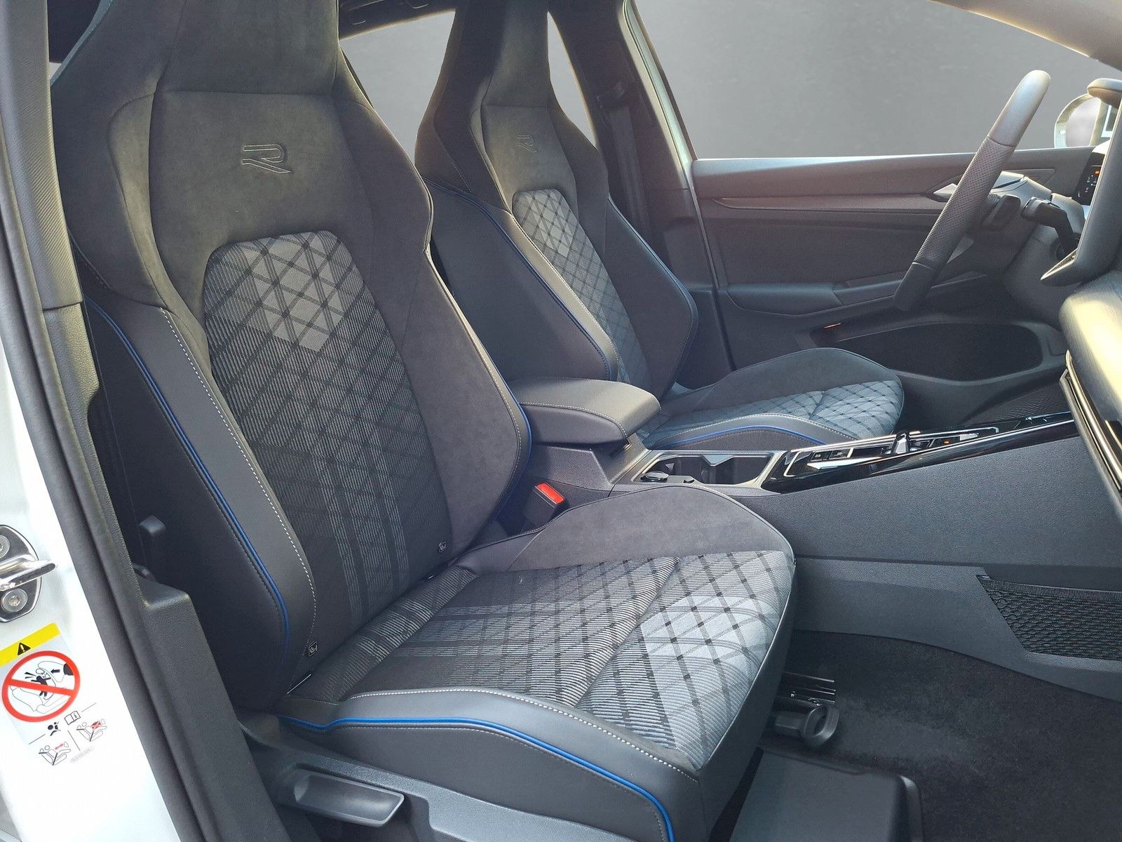 Fahrzeugabbildung Volkswagen Golf VIII 1.5eTSI Neu R-Line Pano18"SideACC AHK