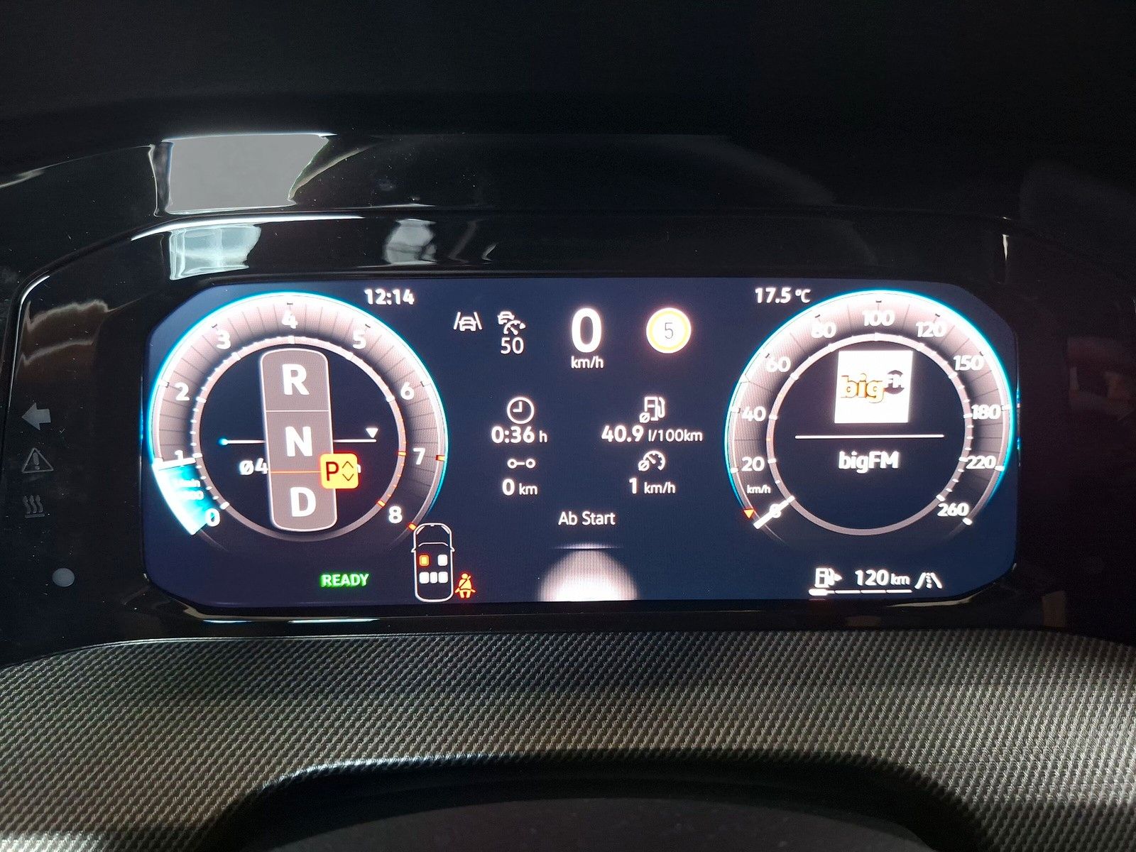 Fahrzeugabbildung Volkswagen Golf VIII 1.5eTSI R-Line Pano 18" Side ACC AHK