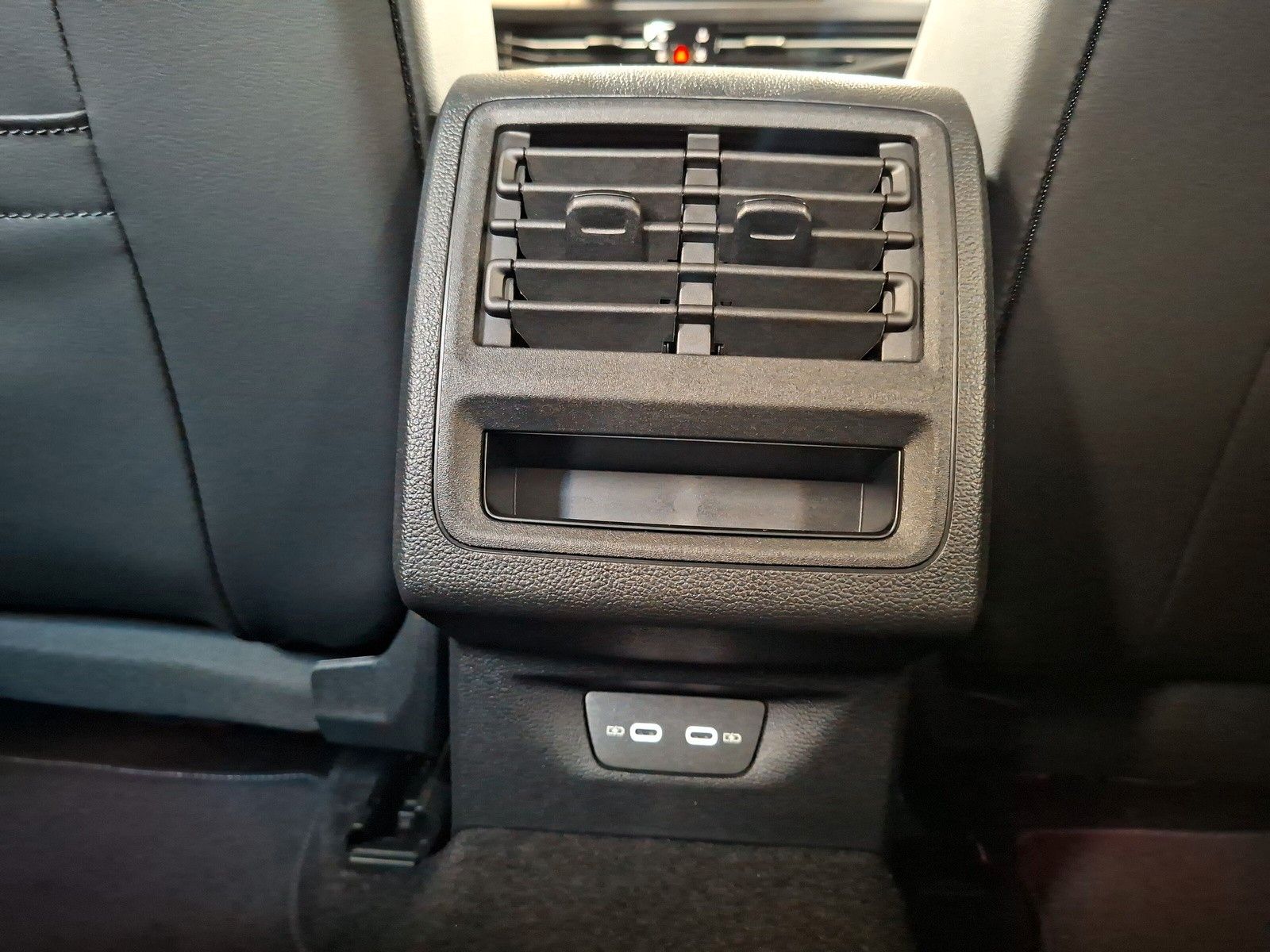 Fahrzeugabbildung Volkswagen Golf VIII 1.5eTSI R-Line Pano 18" Side ACC AHK
