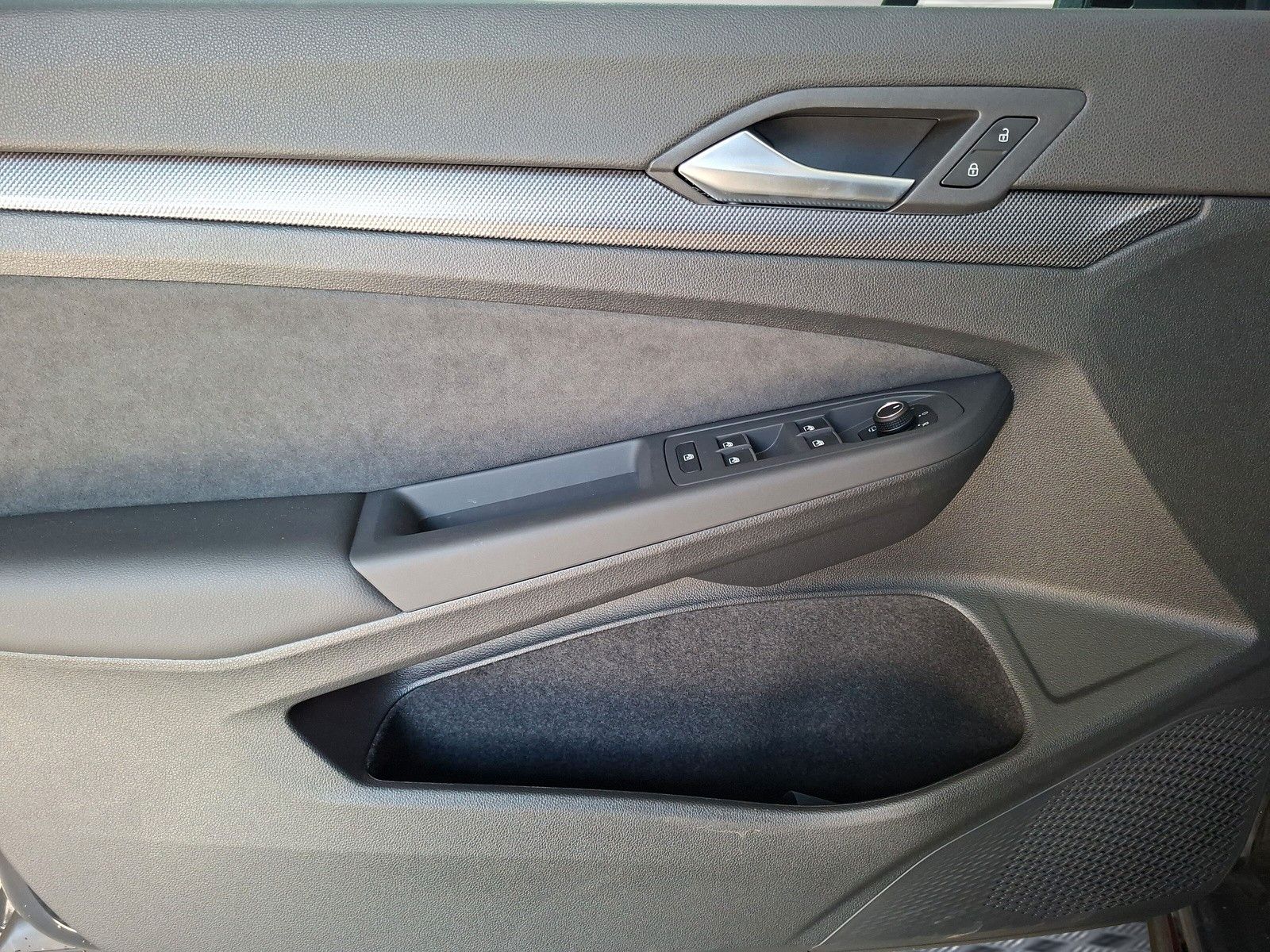 Fahrzeugabbildung Volkswagen Golf VIII 1.5eTSI R-Line Pano 18" Side ACC AHK
