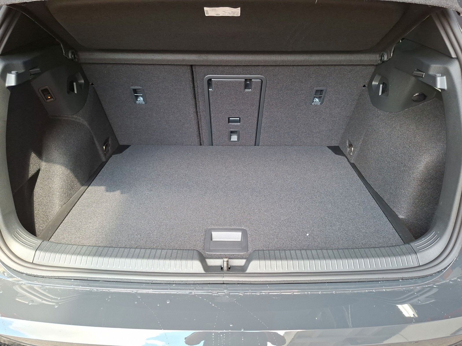 Fahrzeugabbildung Volkswagen Golf VIII 1.5eTSI R-Line Pano 18" Side ACC AHK