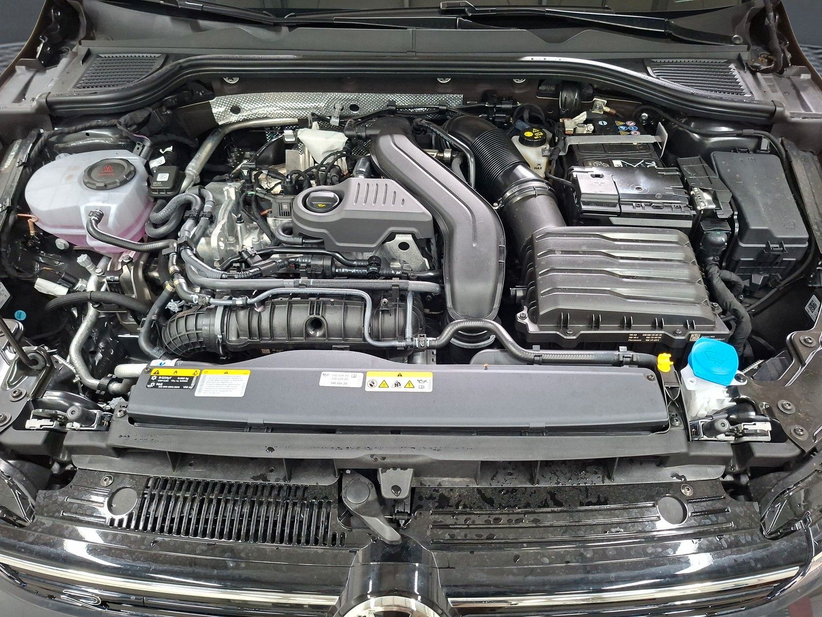 Fahrzeugabbildung Volkswagen Golf VIII 1.5eTSI R-Line Pano 18" Side ACC AHK