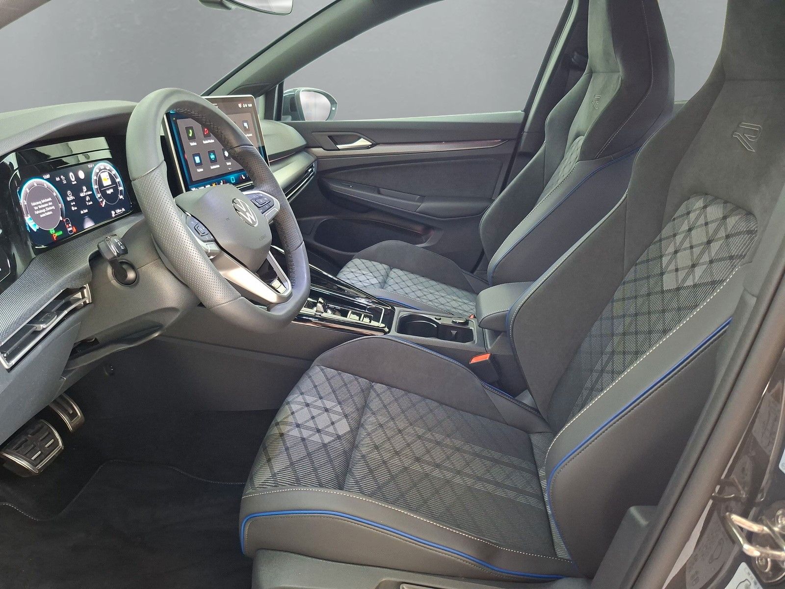 Fahrzeugabbildung Volkswagen Golf VIII 1.5eTSI R-Line Pano 18" Side ACC AHK