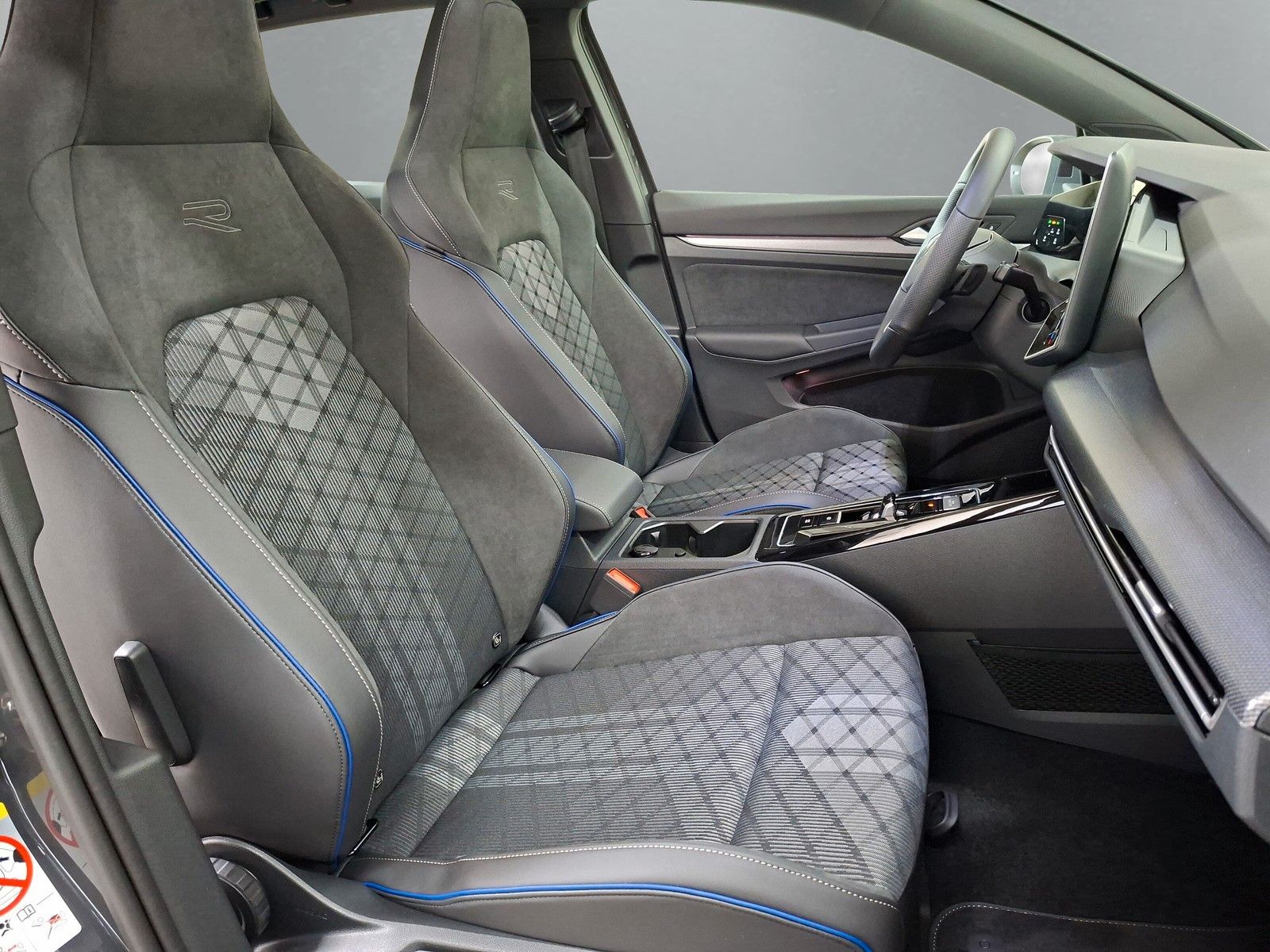 Fahrzeugabbildung Volkswagen Golf VIII 1.5eTSI R-Line Pano 18" Side ACC AHK