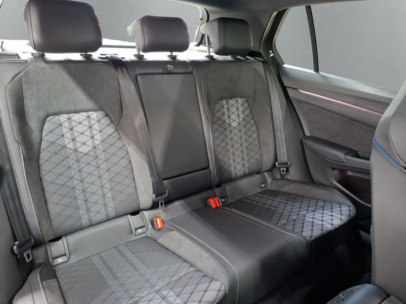 Fahrzeugabbildung Volkswagen Golf VIII 1.5eTSI R-Line Pano 18" Side ACC AHK