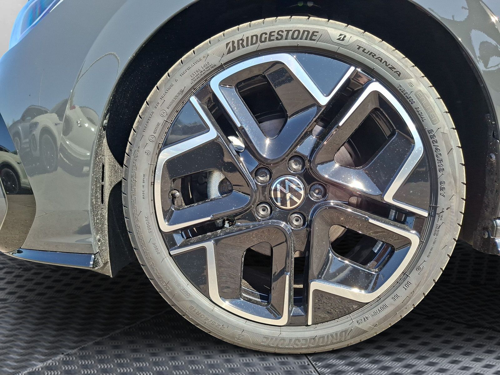 Fahrzeugabbildung Volkswagen Golf VIII 1.5eTSI Neu R-Line Pano18"SideACC AHK
