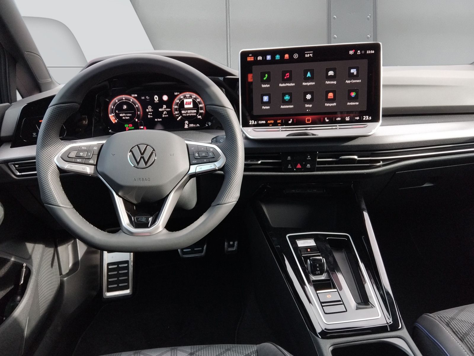 Fahrzeugabbildung Volkswagen Golf VIII 1.5eTSI Neu R-Line Pano18"SideACC AHK