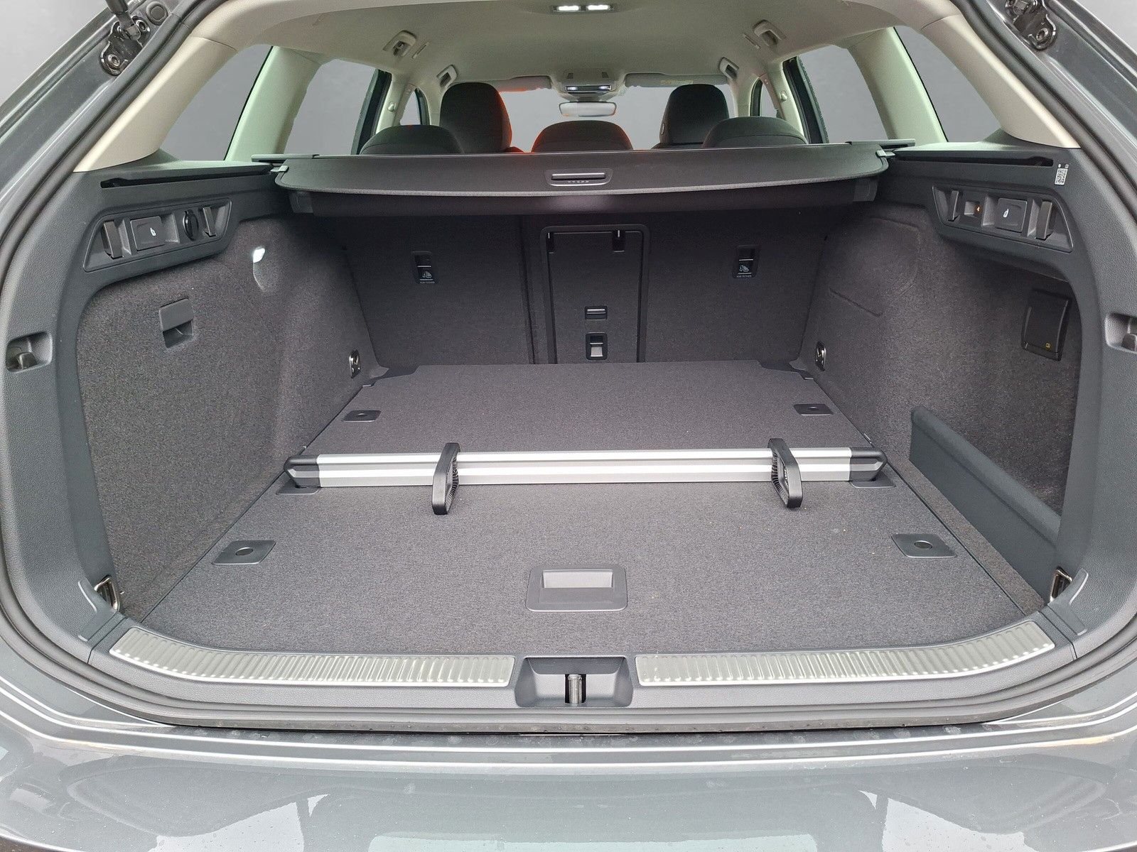 Fahrzeugabbildung Volkswagen Passat Variant 1.5 TSI AHK LED Side ACC 5J.Gar.