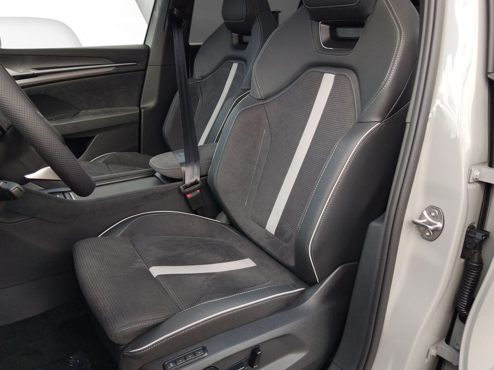 Fahrzeugabbildung SKODA Kodiaq 2.0TSI Sportline Pano AHK 7Sitz 4jGar.ACC