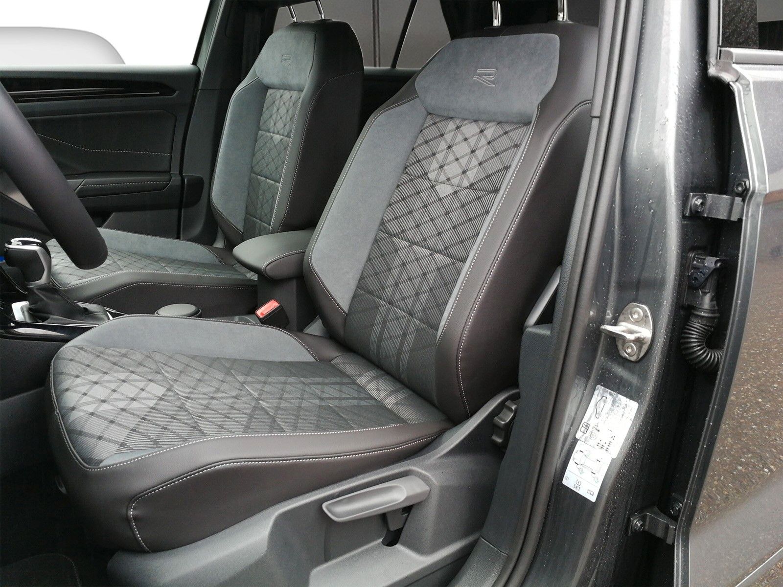Fahrzeugabbildung Volkswagen T-Roc 2.0TSI R-Line Pano Navi AHK Side Kamera IQ