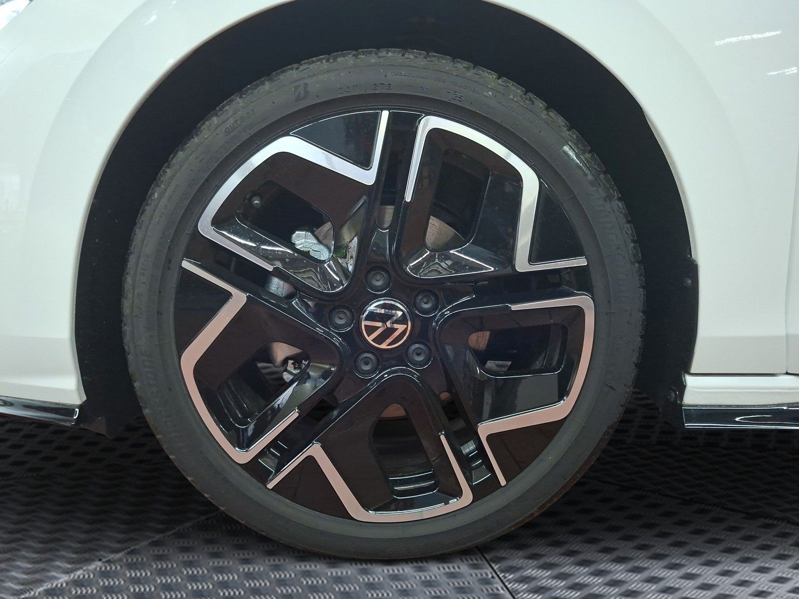 Fahrzeugabbildung Volkswagen Golf VIII 1.5eTSI R-Line Pano18"LED Plus ACC AHK