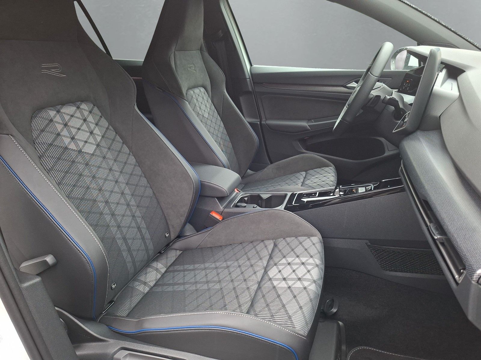 Fahrzeugabbildung Volkswagen Golf VIII 1.5eTSI R-Line Pano18"LED Plus ACC AHK