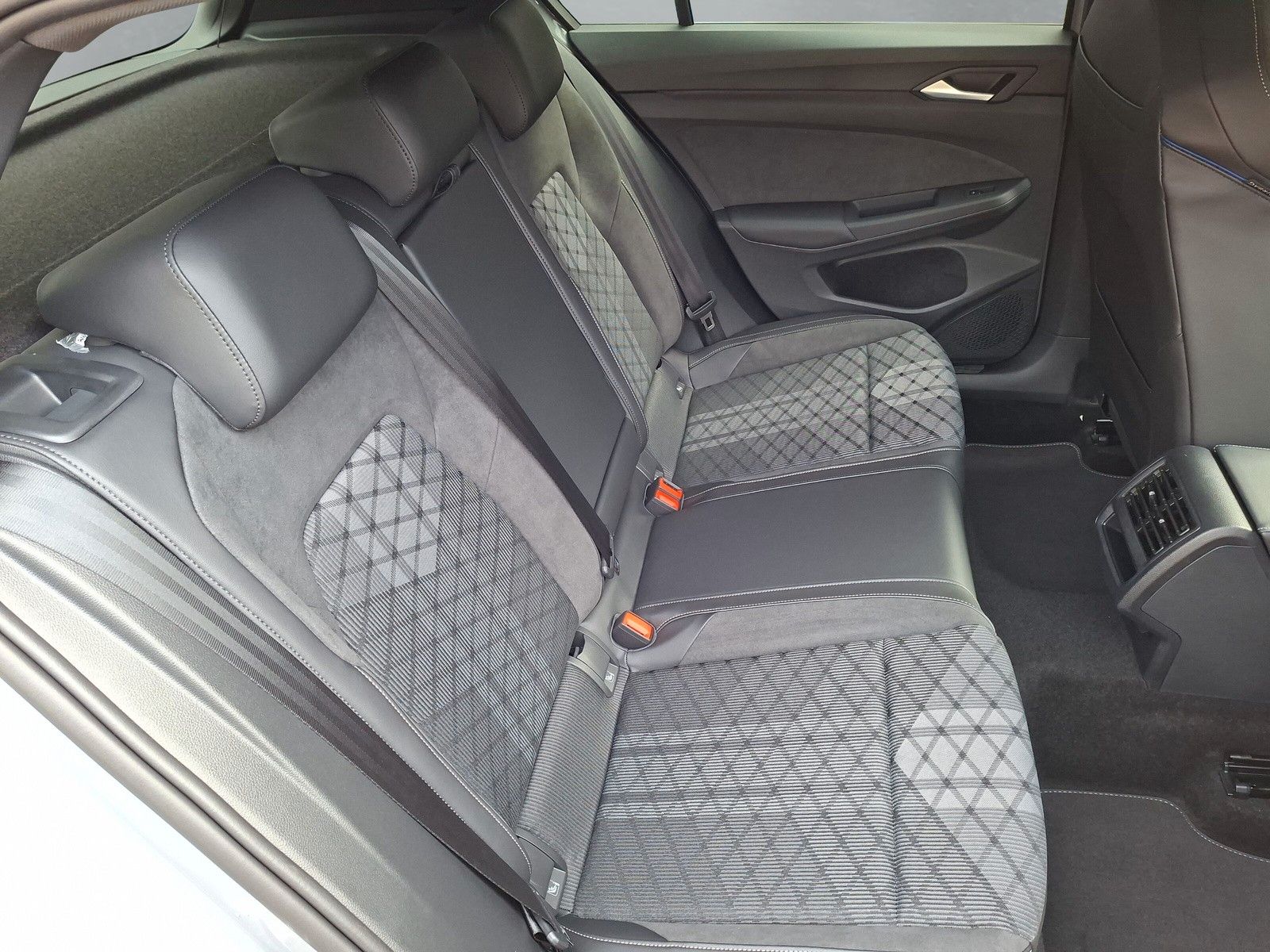 Fahrzeugabbildung Volkswagen Golf VIII 1.5eTSI R-Line Pano 18" AHK ACC Side