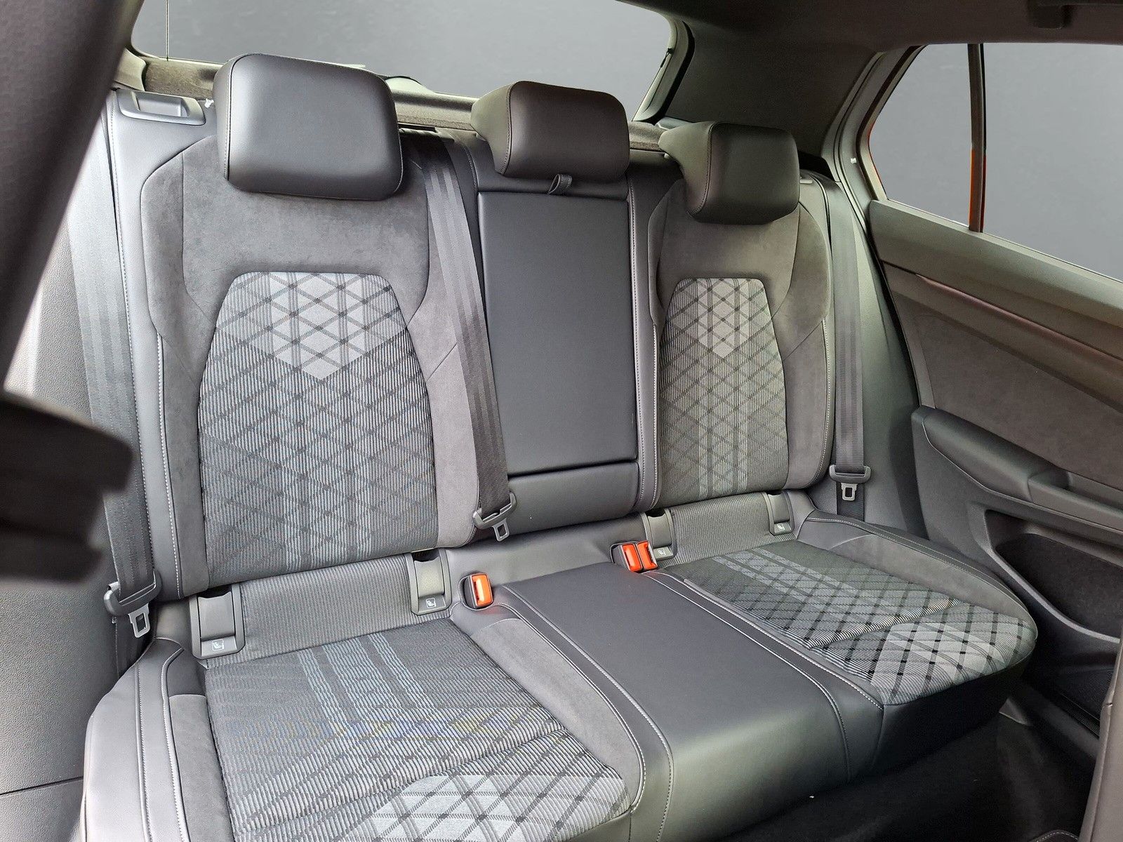 Fahrzeugabbildung Volkswagen Golf VIII 1.5eTSI R-Line Pano 18" AHK ACC Side