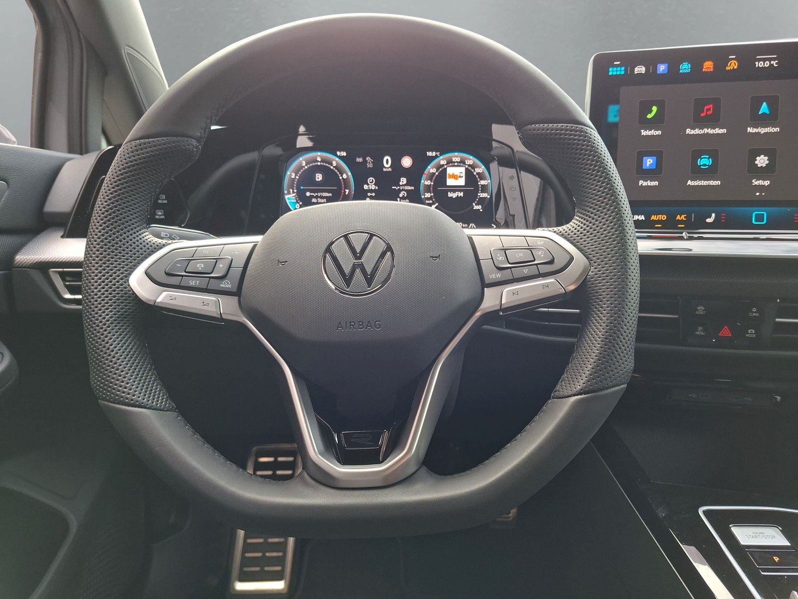 Fahrzeugabbildung Volkswagen Golf VIII 1.5eTSI R-Line Pano 18" AHK ACC Side