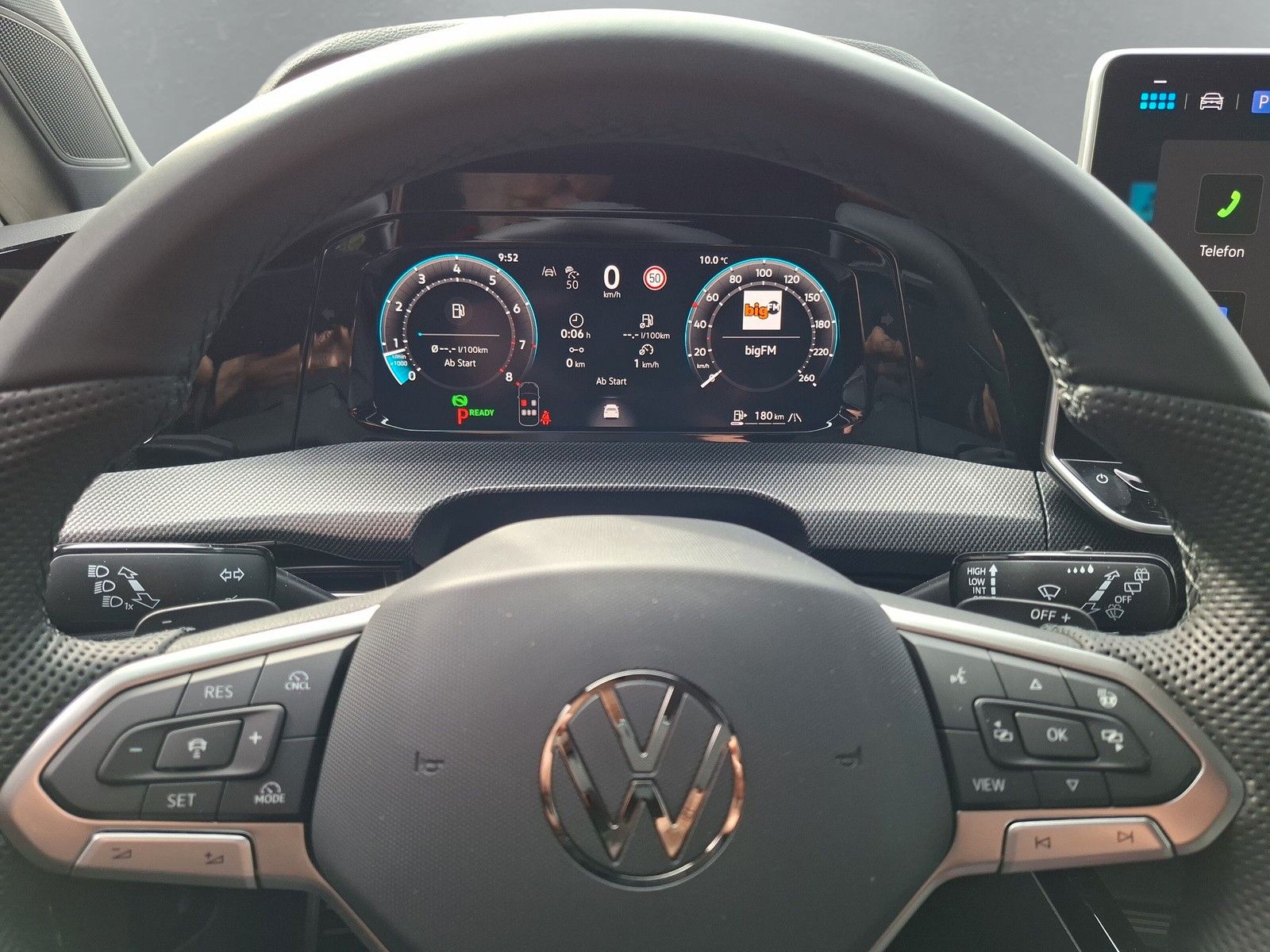 Fahrzeugabbildung Volkswagen Golf VIII 1.5eTSI R-Line Pano 18" AHK ACC Side