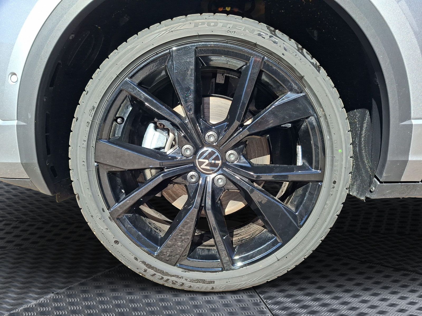Fahrzeugabbildung Volkswagen T-Roc 1.5TSI R-Line Pano AHK ACC 19"LED Plus