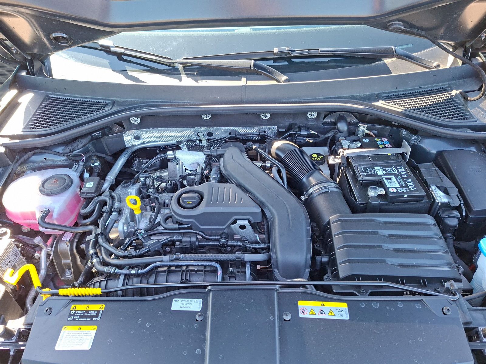 Fahrzeugabbildung Volkswagen T-Roc 1.5TSI R-Line Pano AHK ACC 19"LED Plus