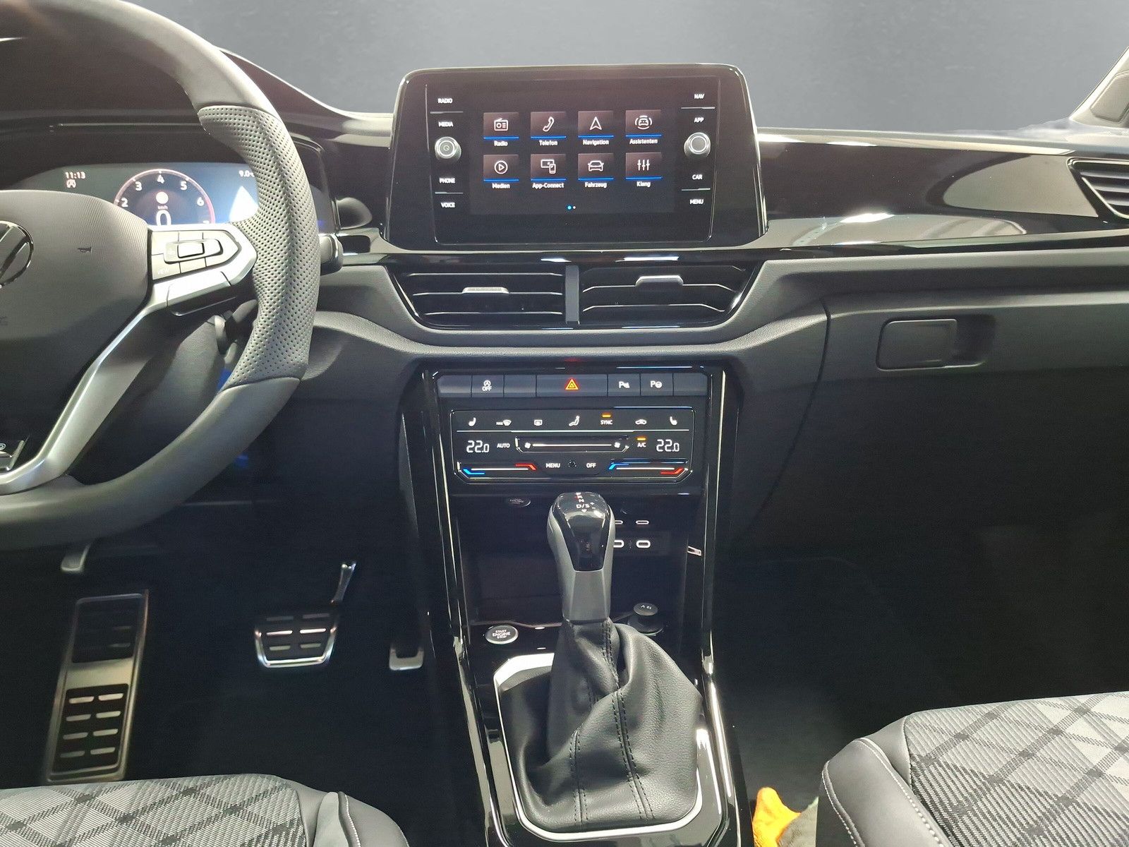 Fahrzeugabbildung Volkswagen T-Roc 1.5TSI R-Line Pano AHK ACC 19"LED Plus