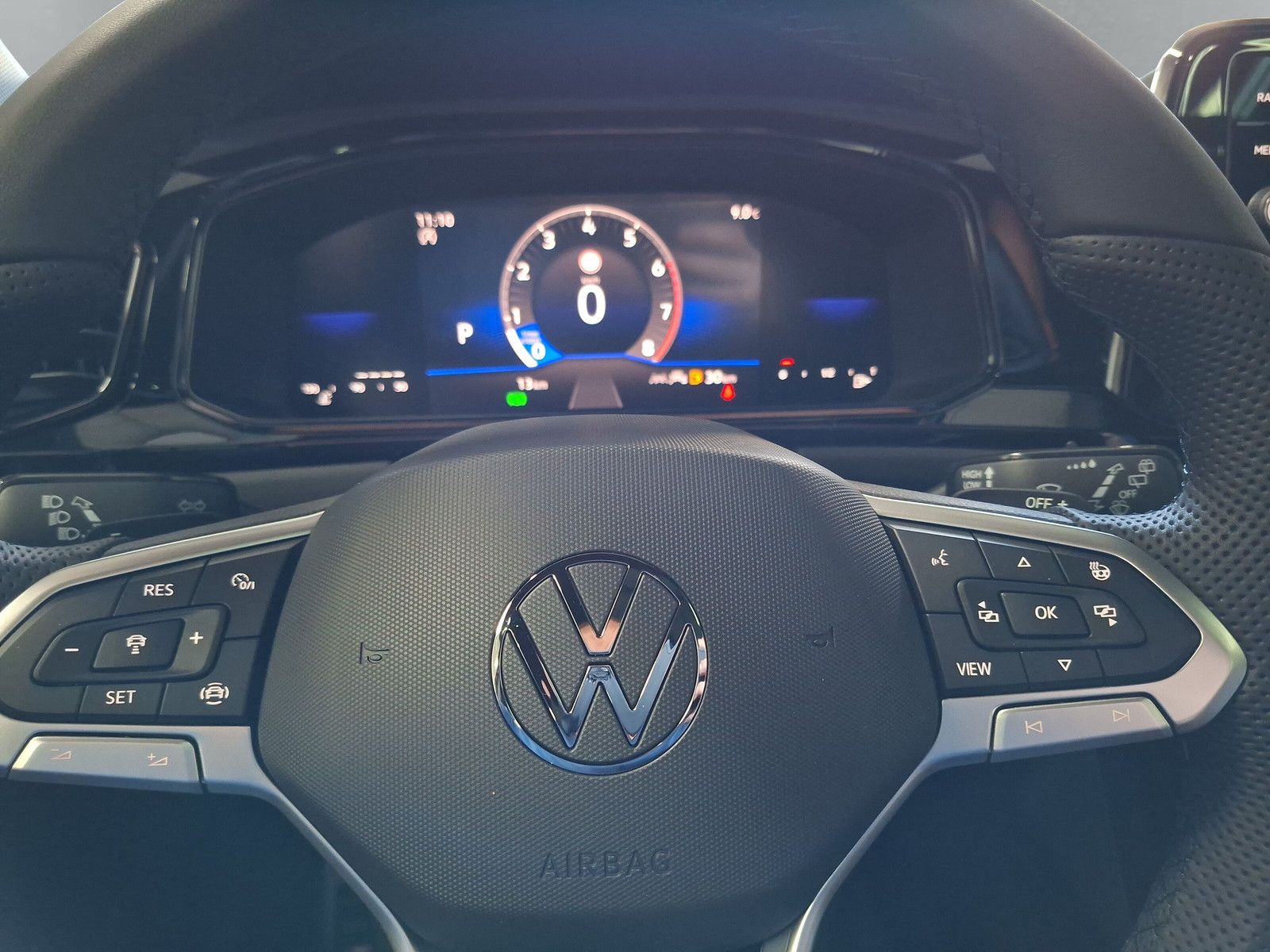 Fahrzeugabbildung Volkswagen T-Roc 1.5TSI R-Line Pano AHK ACC 19"LED Plus