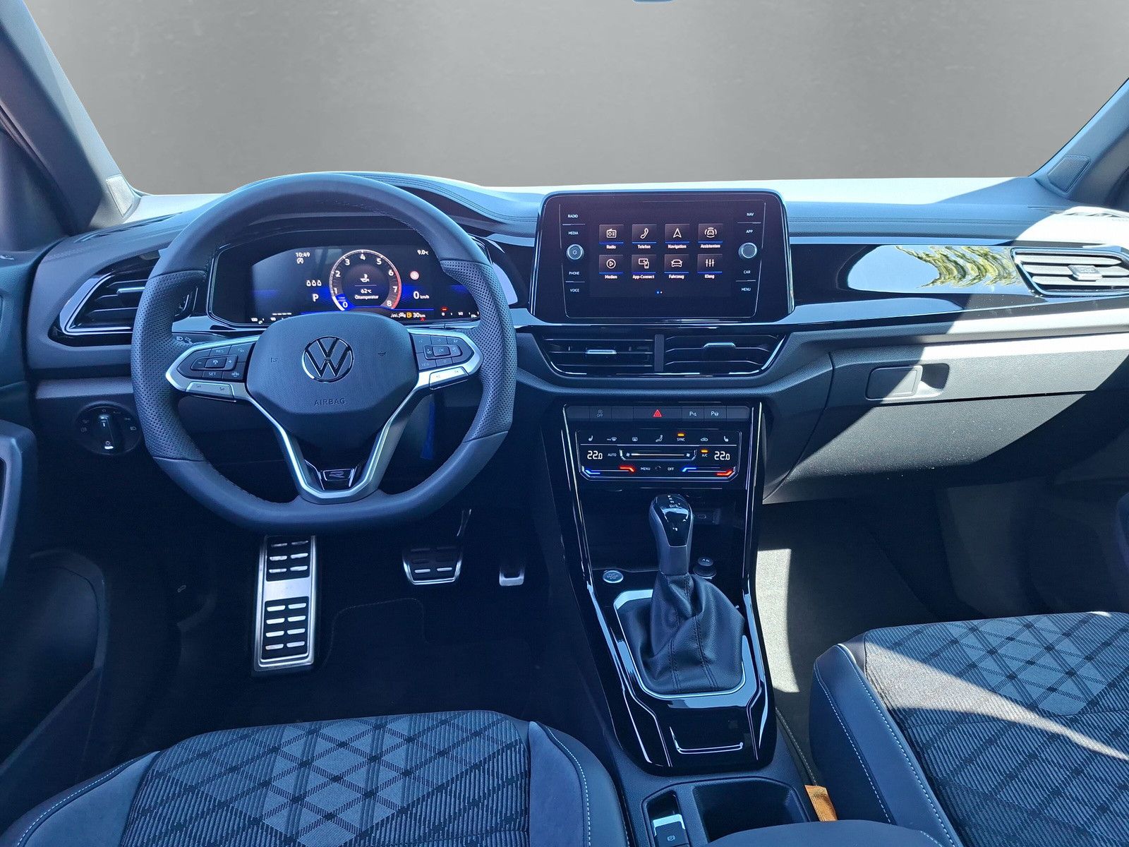 Fahrzeugabbildung Volkswagen T-Roc 1.5TSI R-Line Pano AHK ACC 19"LED Plus