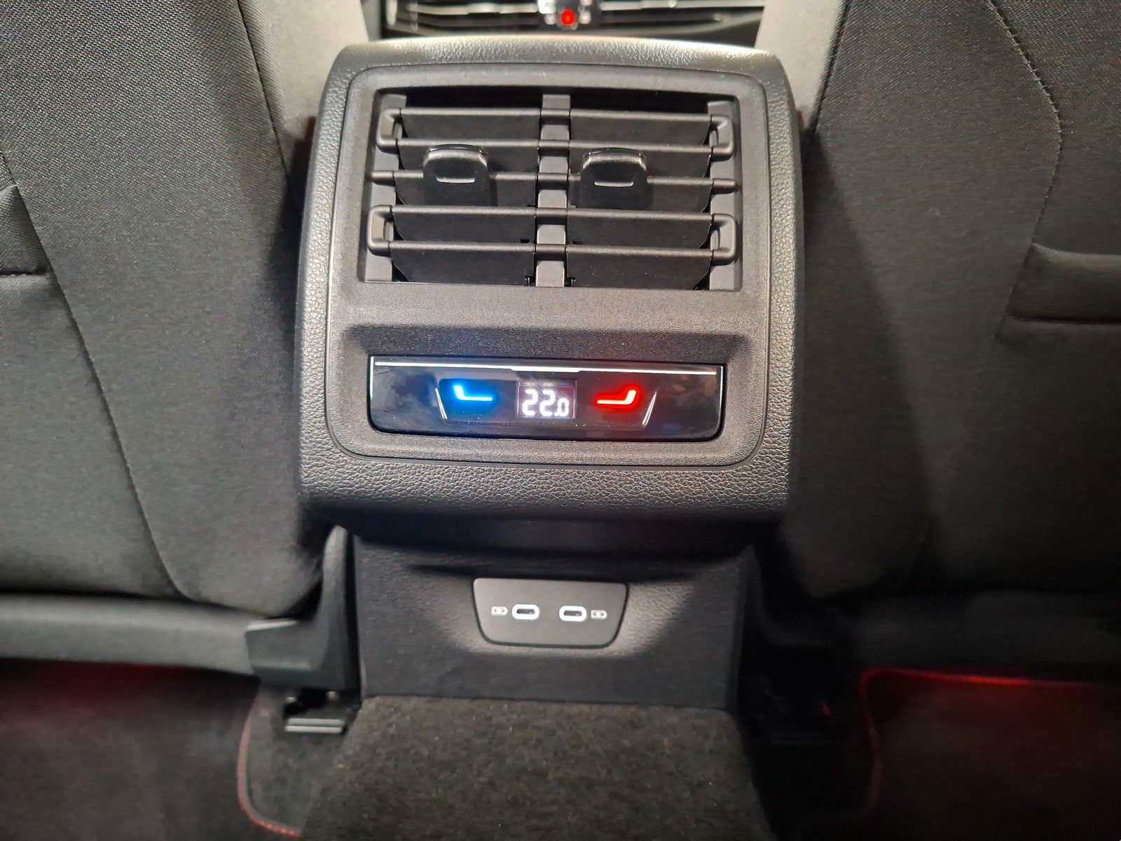 Fahrzeugabbildung Volkswagen Golf VIII Lim. GTI Matrix Headup Pano 18"Sound