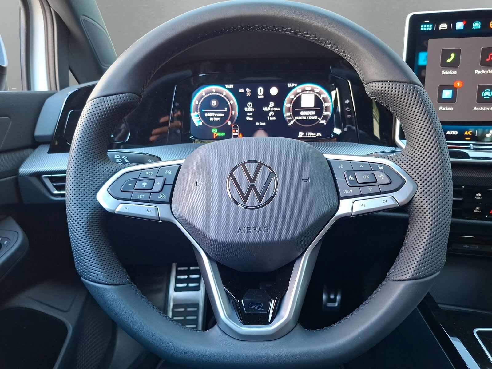 Fahrzeugabbildung Volkswagen Golf VIII 1.5eTSI R-Line Pano18" LED Plus ACC