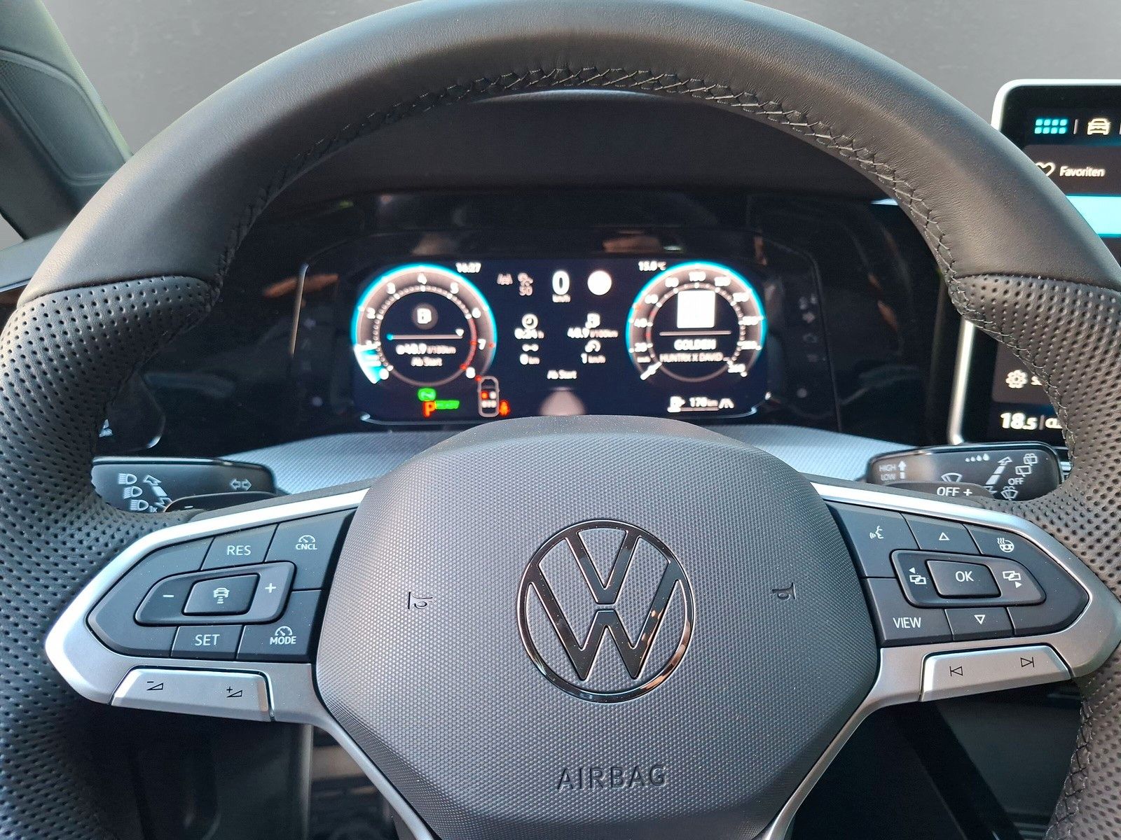 Fahrzeugabbildung Volkswagen Golf VIII 1.5eTSI R-Line Pano18" LED Plus ACC