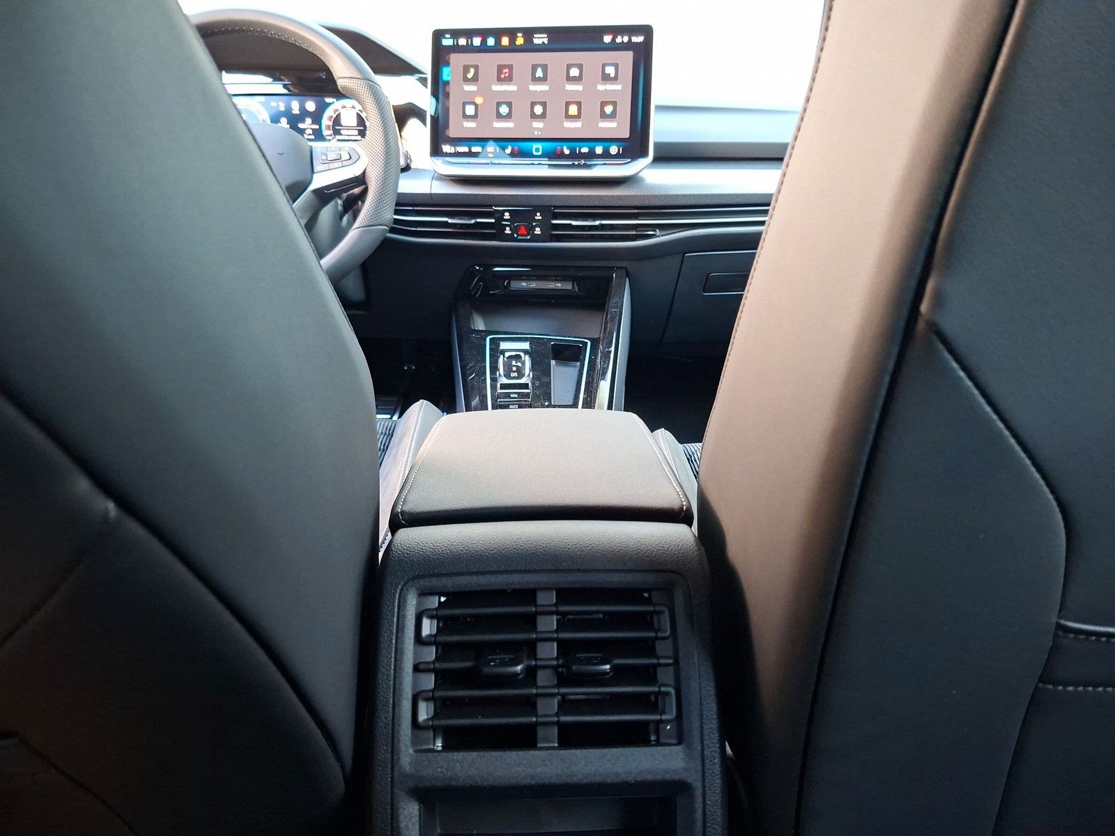 Fahrzeugabbildung Volkswagen Golf VIII 1.5eTSI R-Line Pano18" LED Plus ACC