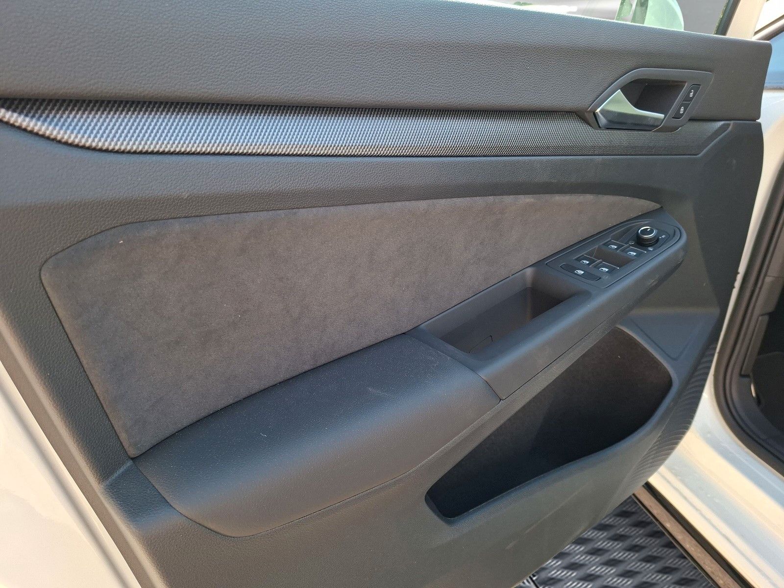 Fahrzeugabbildung Volkswagen Golf VIII 1.5eTSI R-Line Pano18" LED Plus ACC